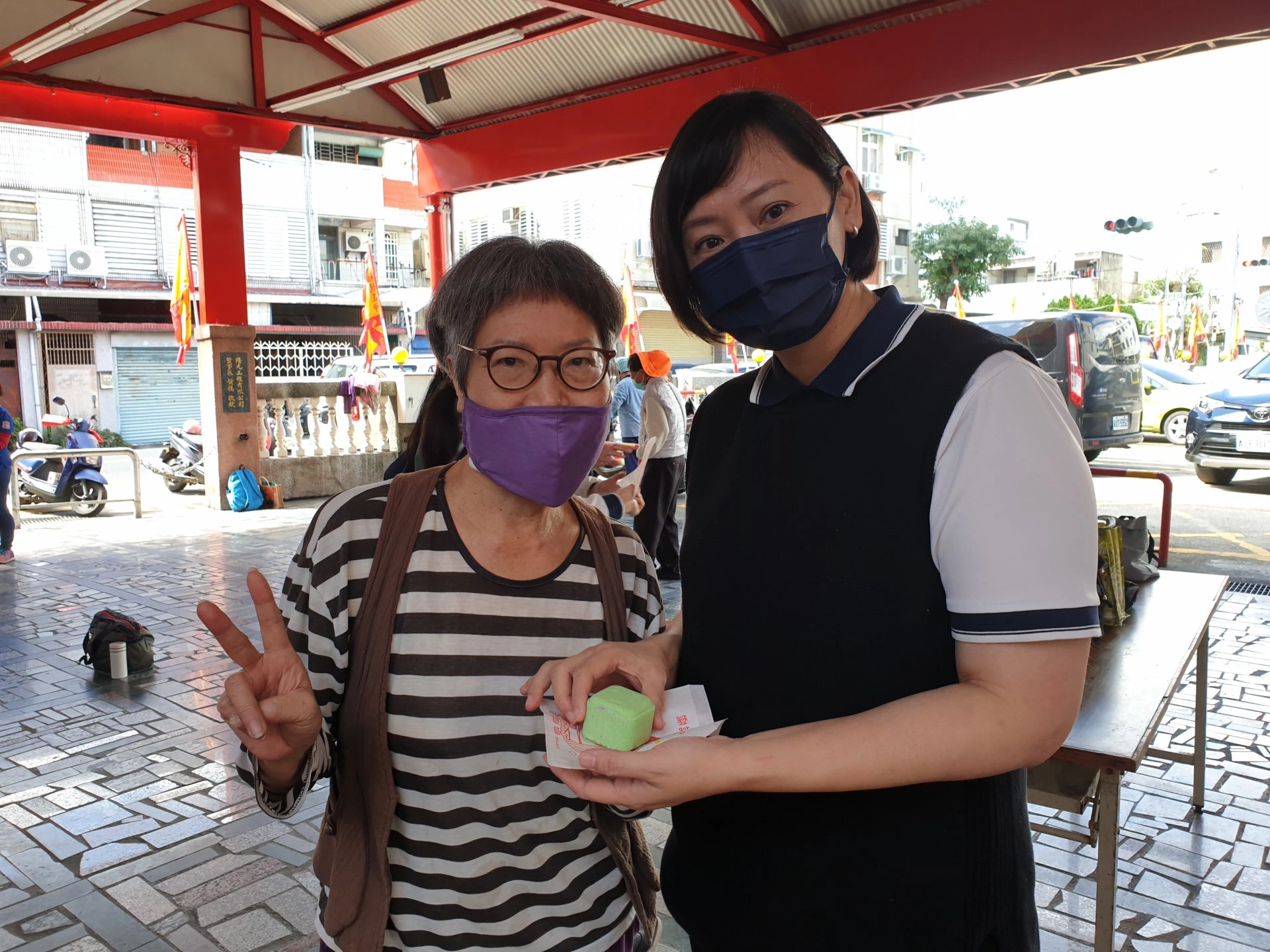 長者特別將作品捐出來給慈大為土耳其義賣,也有的長者現場馬上買了2塊洗髮磚用行動參與義賣