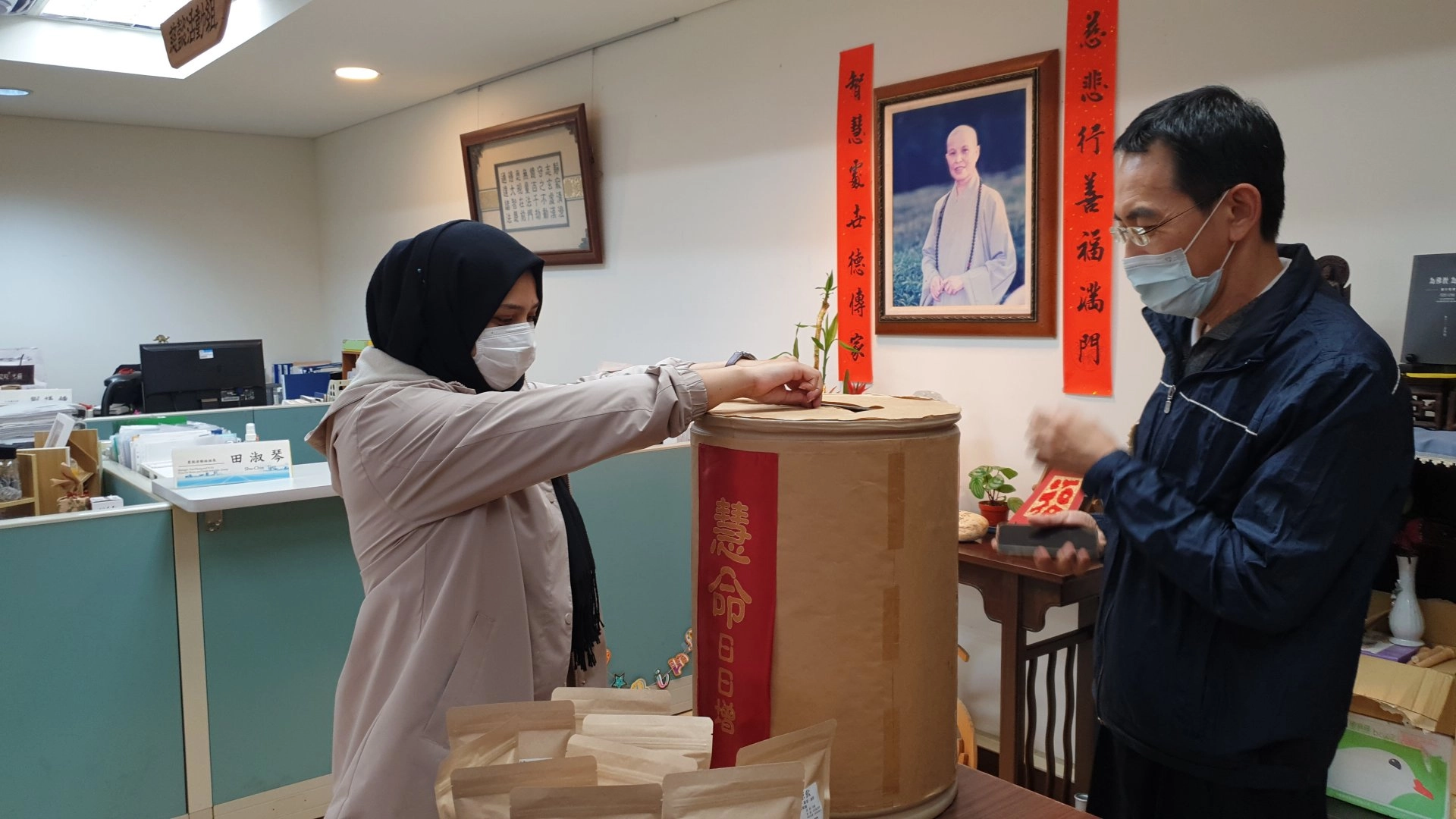來自巴基斯坦的同學說:「我的國家巴基斯坦也曾受到地震災害,我可以深深了解到這麼大的地震發生時他們會遇到的困難,所以希望可以幫助他們。」