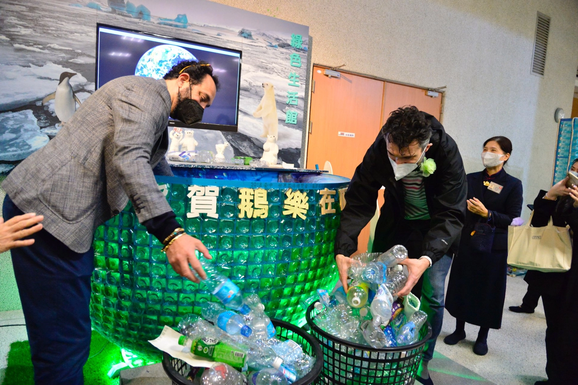 2月14日義大利普拉托市及歐盟委員會區域與都市政策總署參訪台中靜思堂,普拉托市長與副市長體驗回收寶特瓶。