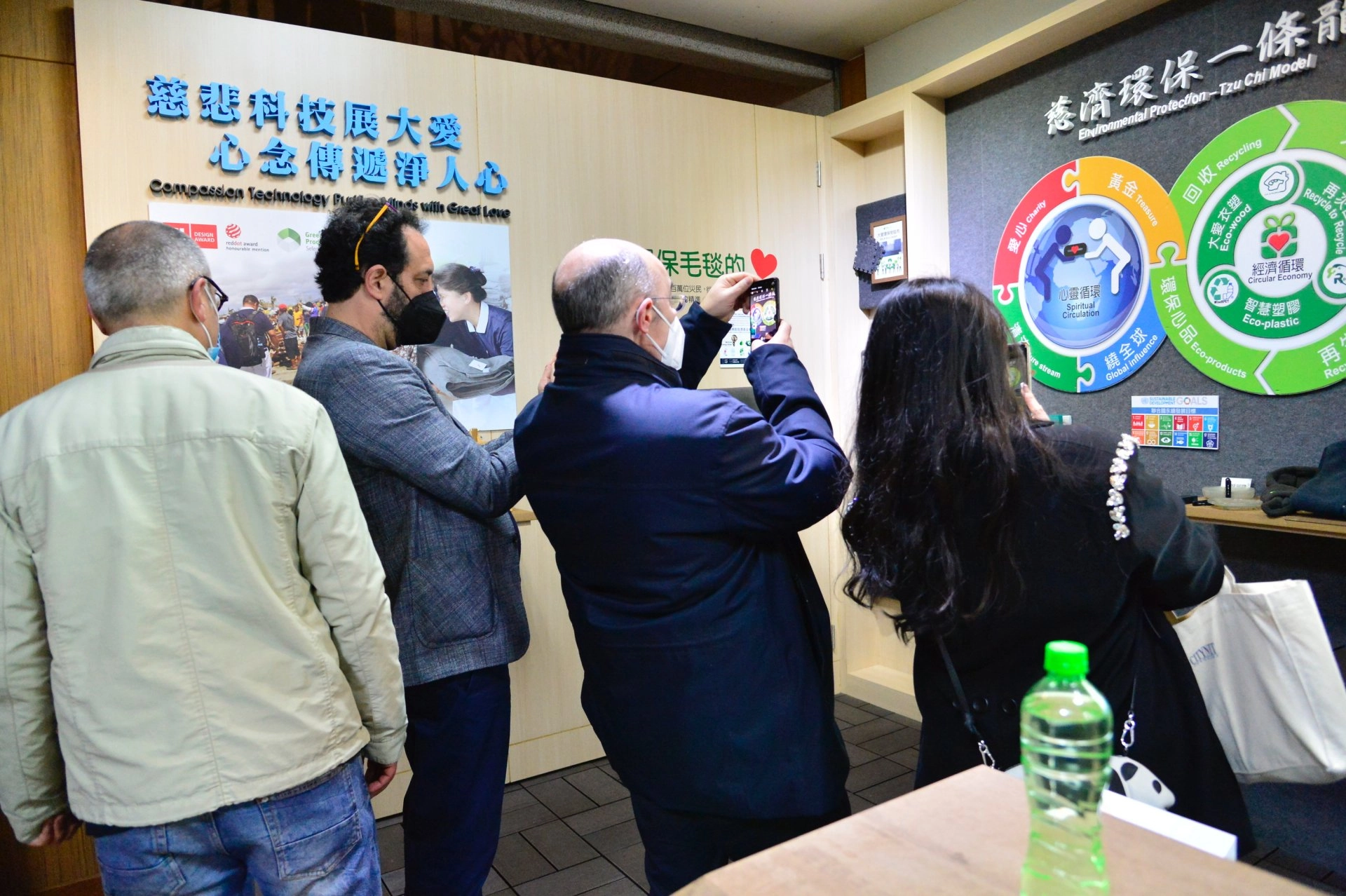2月14日義大利普拉托市及歐盟委員會區域與都市政策總署參訪台中靜思堂,來賓認真拍照記錄。