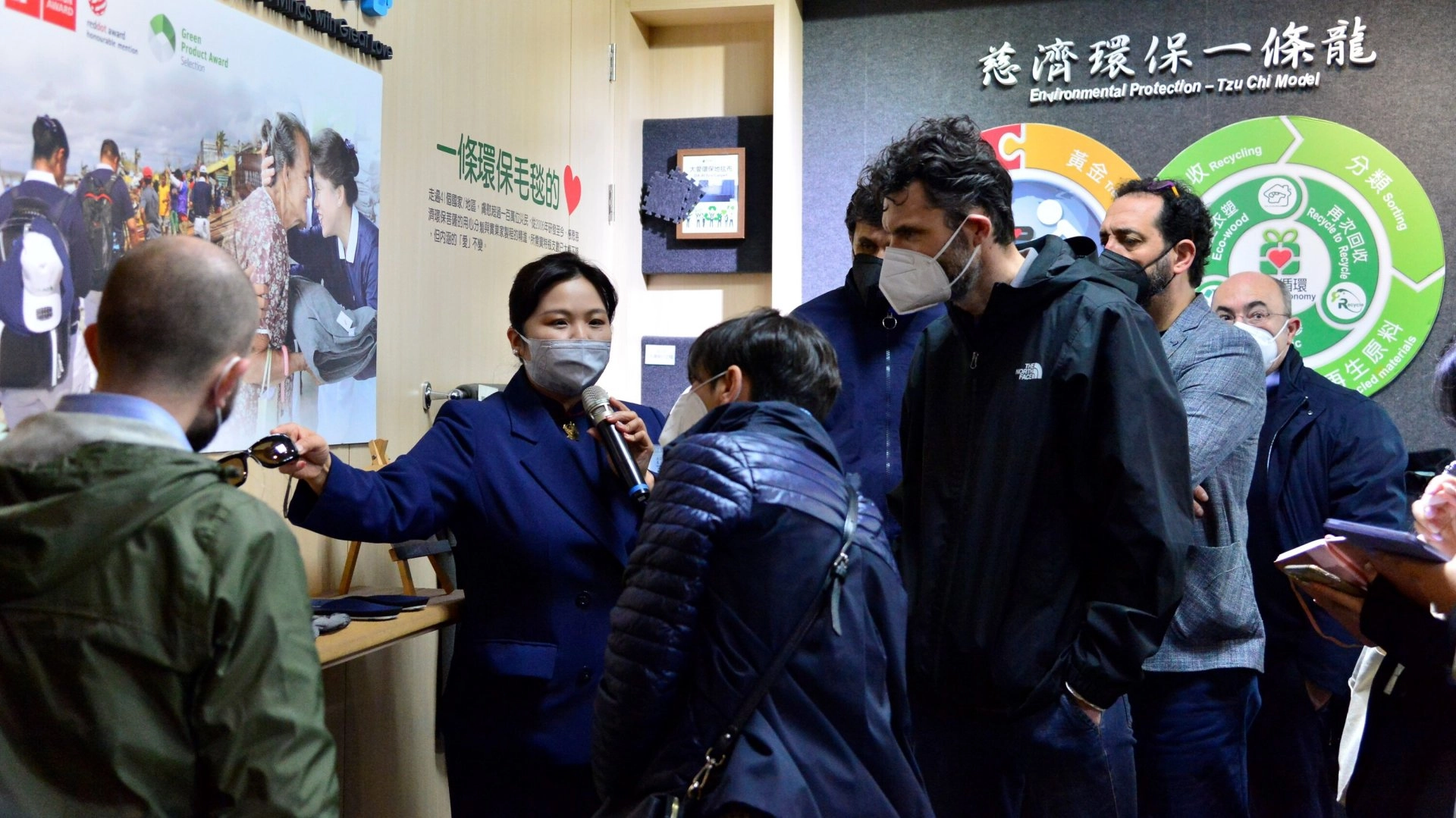 2月14日義大利普拉托市及歐盟委員會區域與都市政策總署參訪台中靜思堂,志工介紹用回收寶特瓶製作的過程。