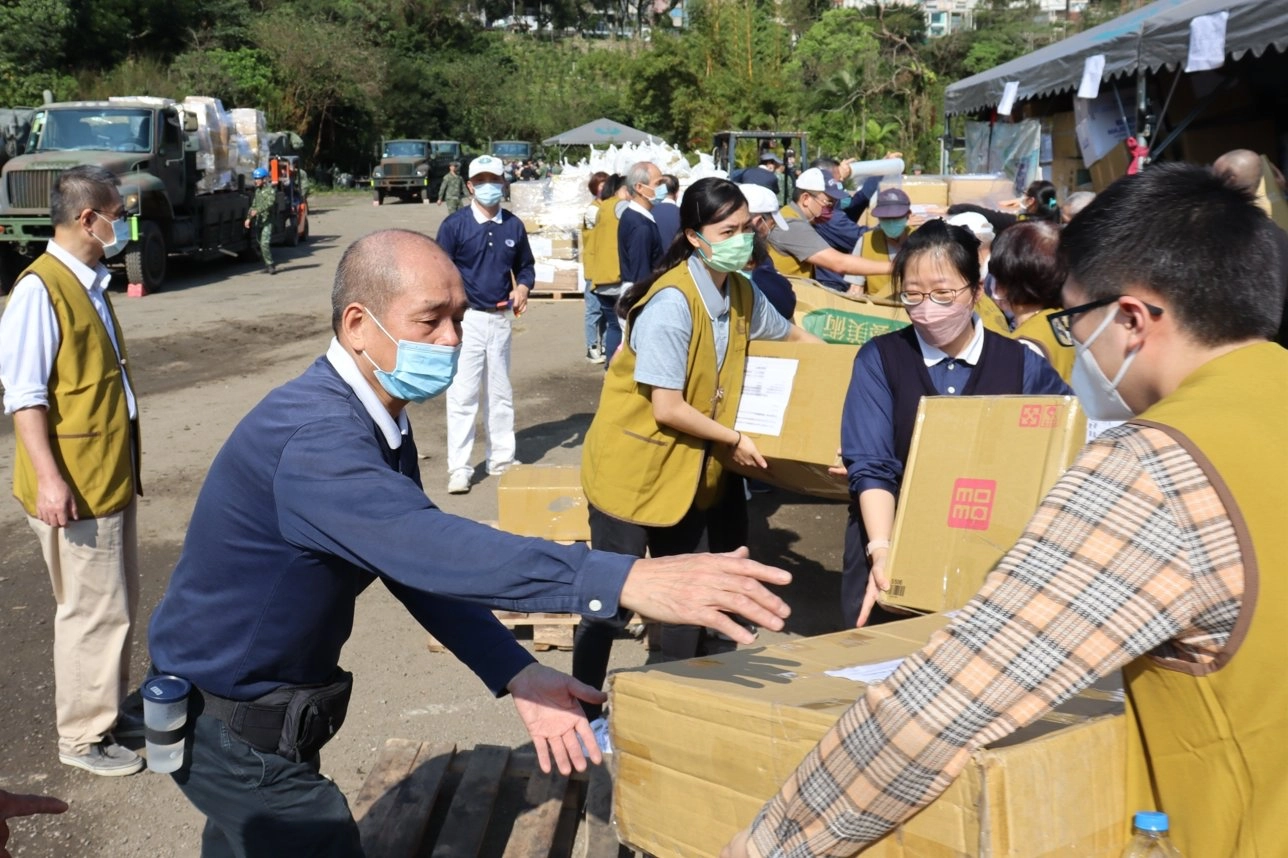 經統計自2月10日起至13日,志工打包大大小小各種物資已達11405箱、志工投入累計達5271人次。