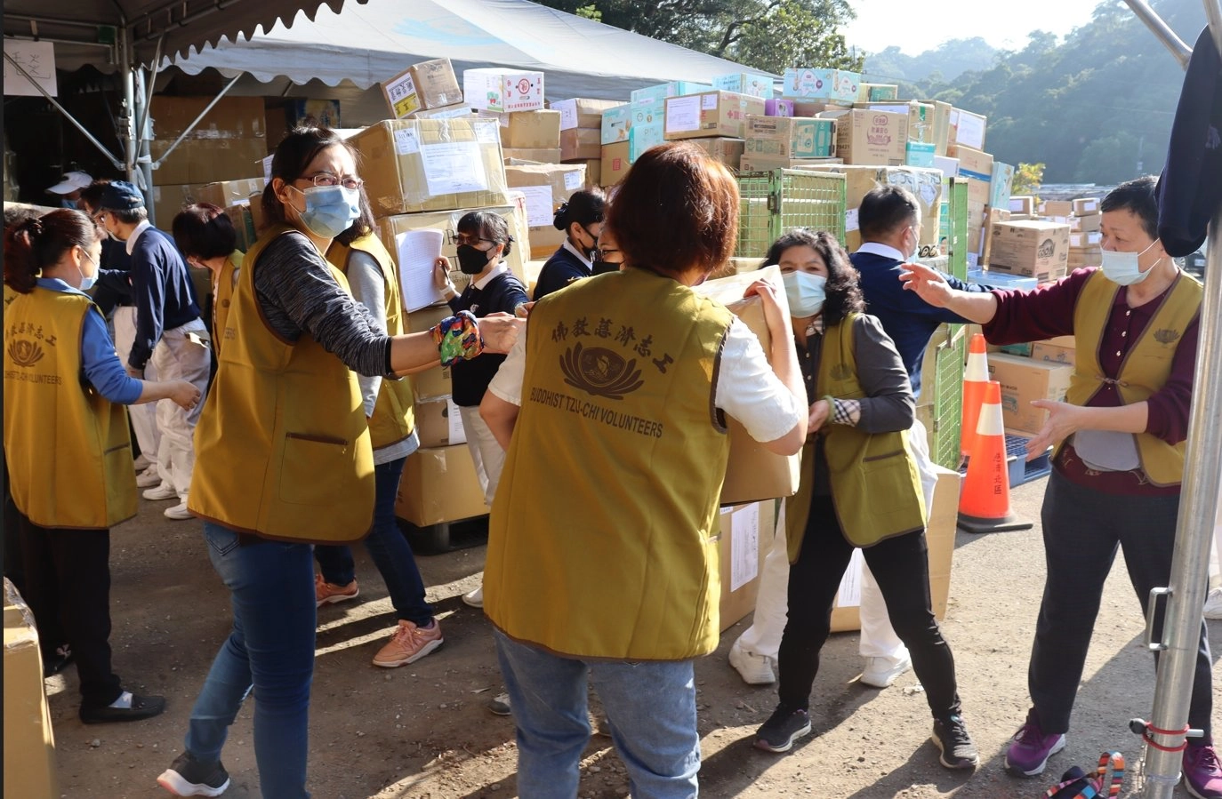 經統計自2月10日起至13日,志工打包大大小小各種物資已達11405箱、志工投入累計達5271人次。