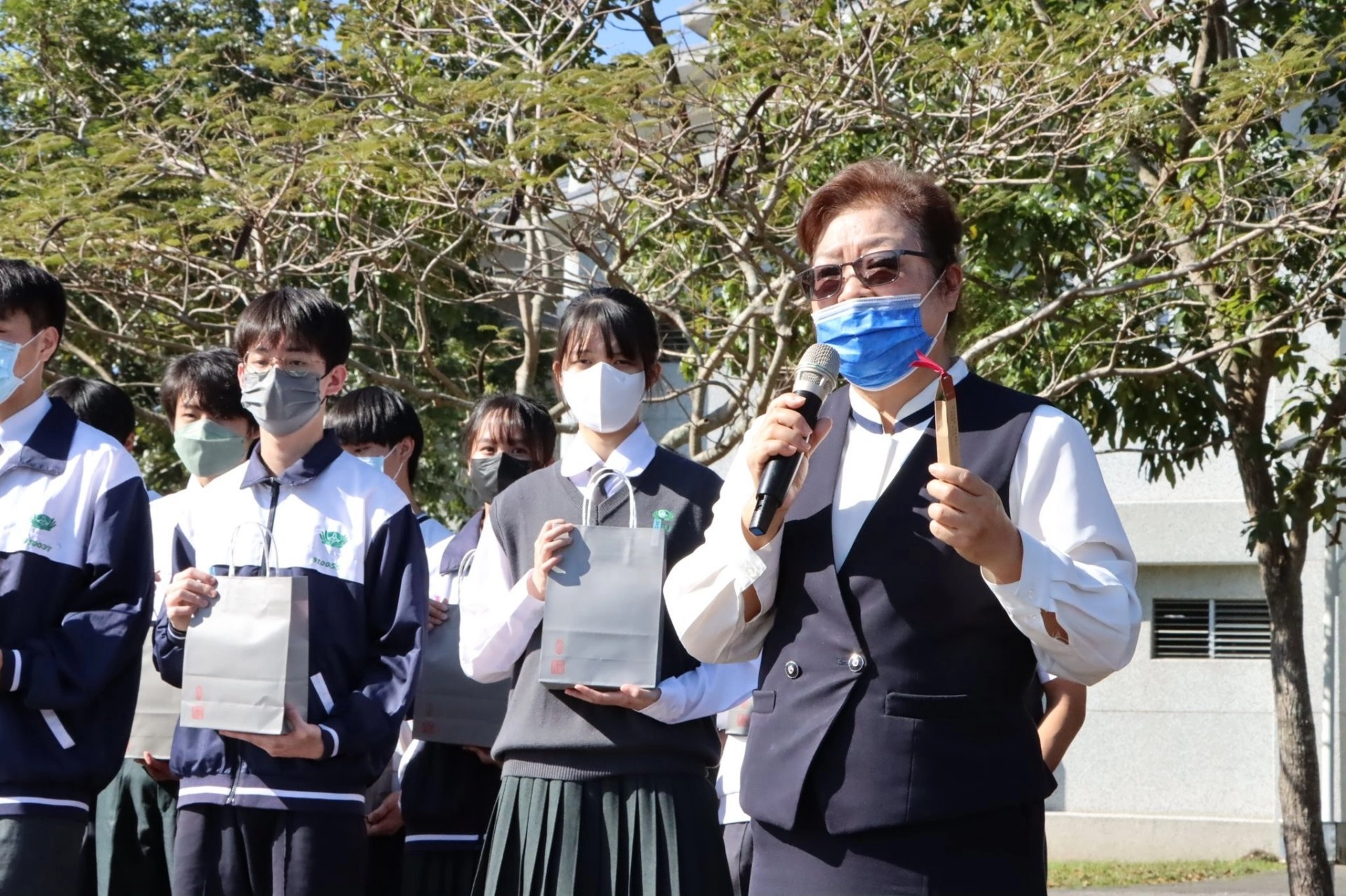 校長介紹大愛感恩製作的環保三合一大愛筆,校長提醒同學除了做好環保,愛大地最好的方式就是茹素。