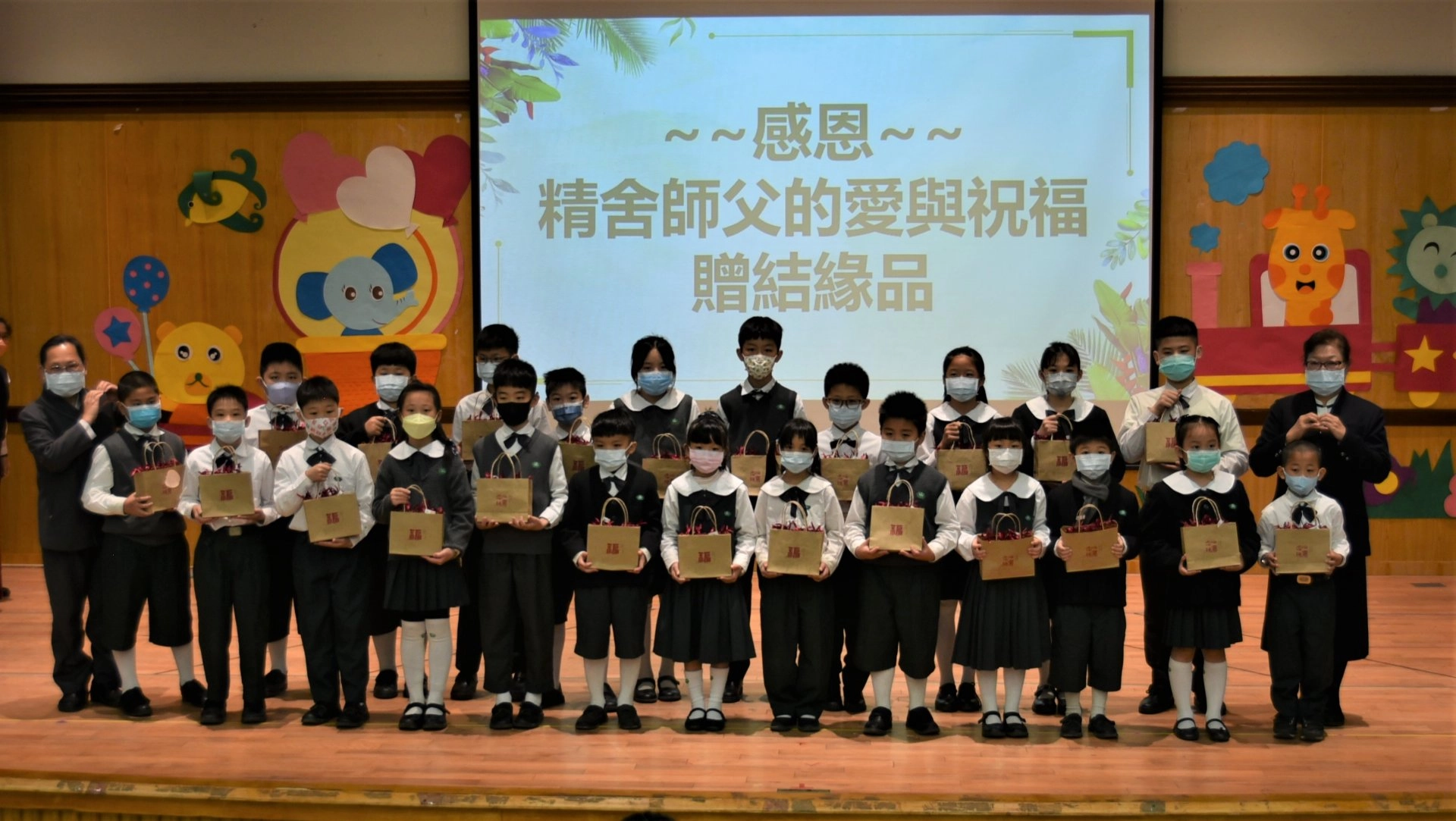 開學典禮,證嚴法師與靜思精舍師父送給孩子環保三色筆,除了愛自己愛他人之外也能成為愛大地的環保小尖兵。
