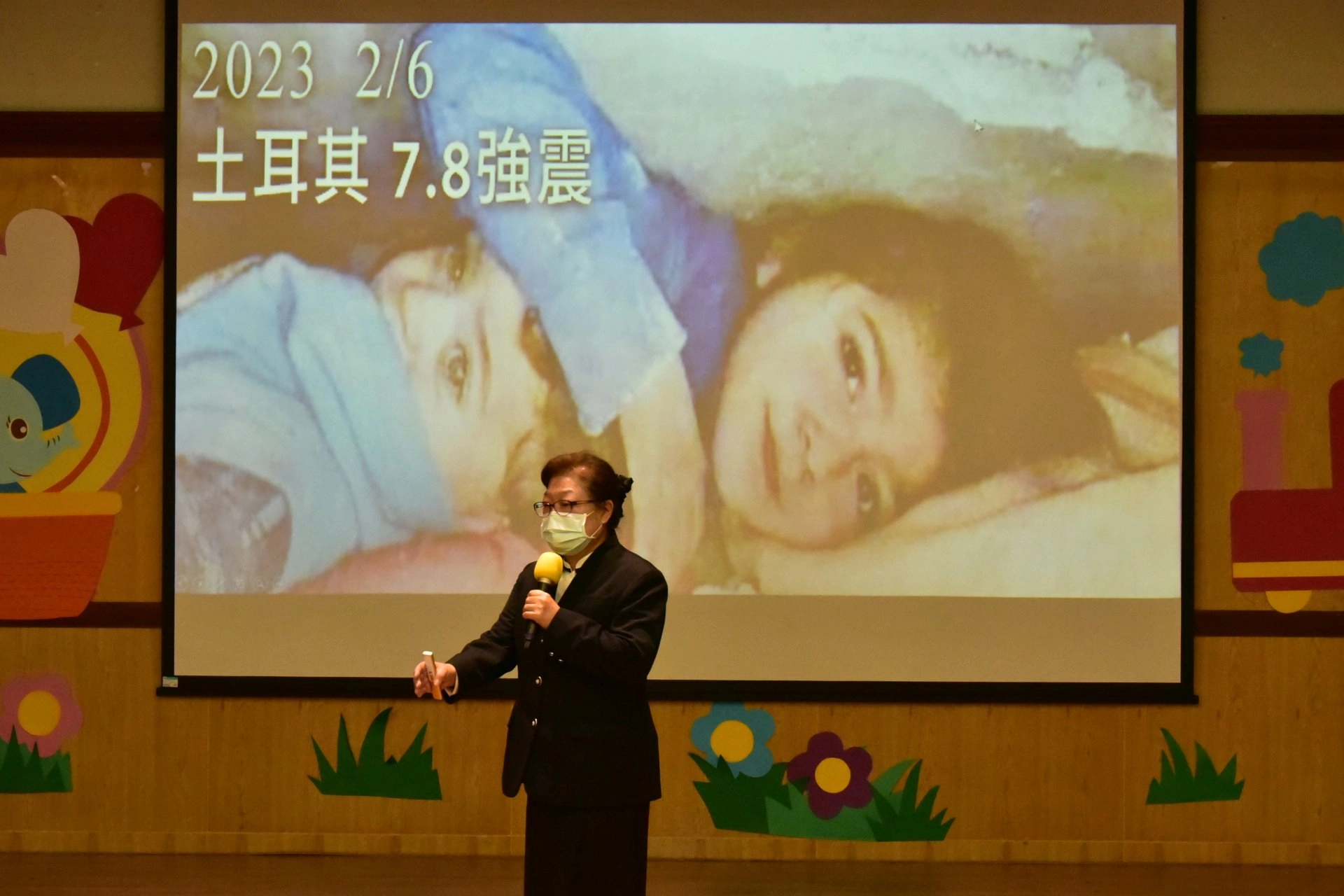 校長分享土耳其地震中感動人心的故事,啟發孩子的悲心。