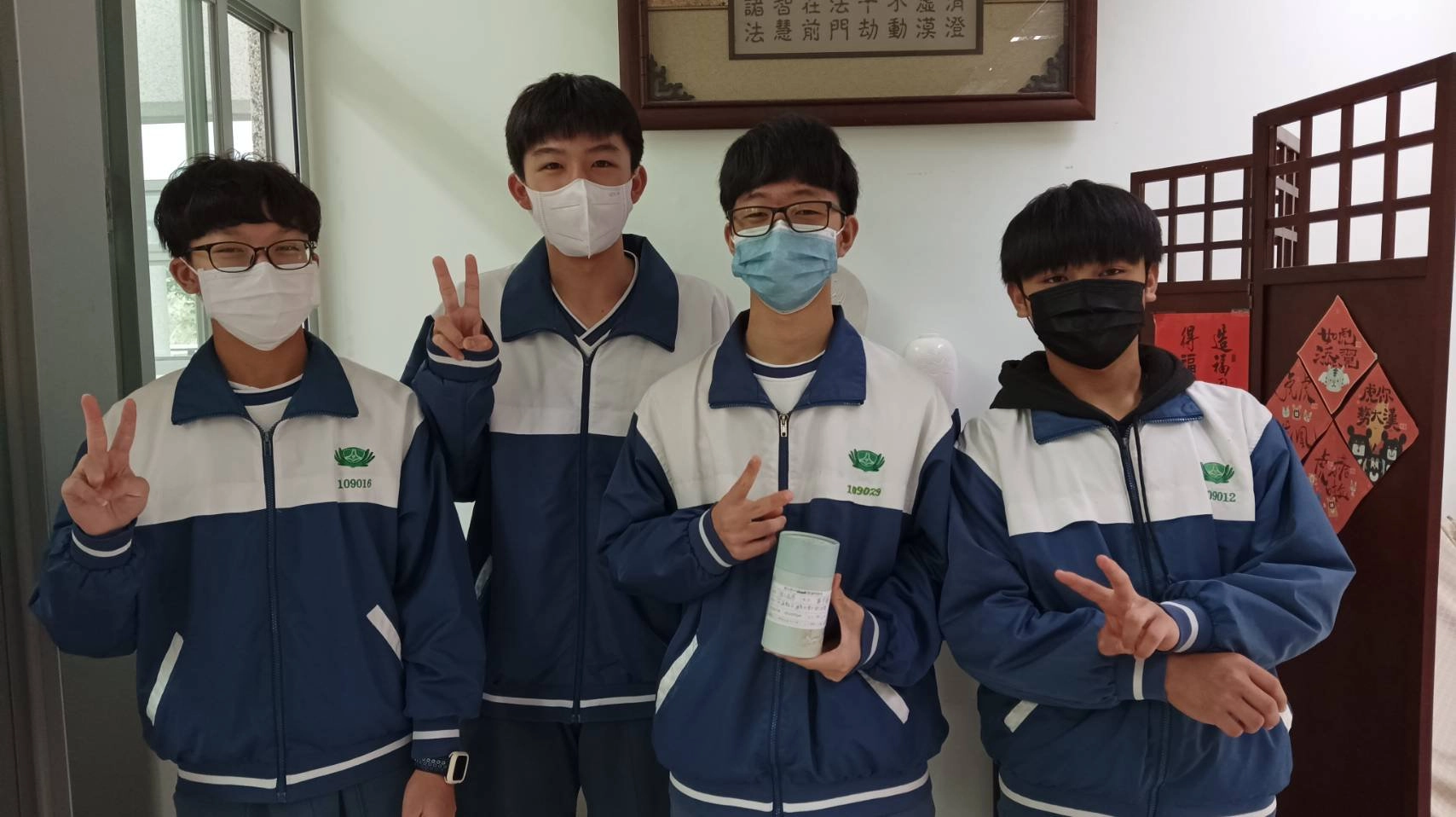 國三感恩薛宇錫(右二)捐出自己的竹筒,發揮螢火蟲力量幫助土耳其。
