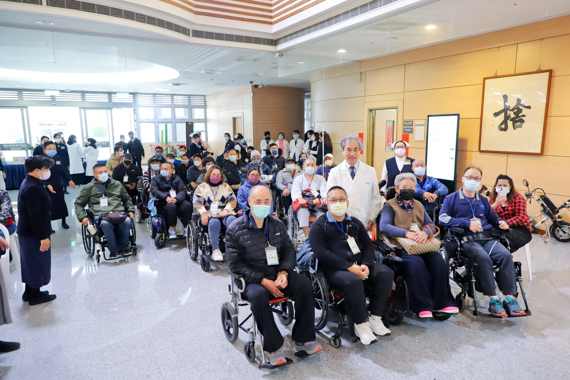 在慈濟醫療志業脊髓損傷醫療重建中心成立記者會中,來自臺灣各地的脊損傷友一早便已完成報到,和郭漢崇副執行長合影。