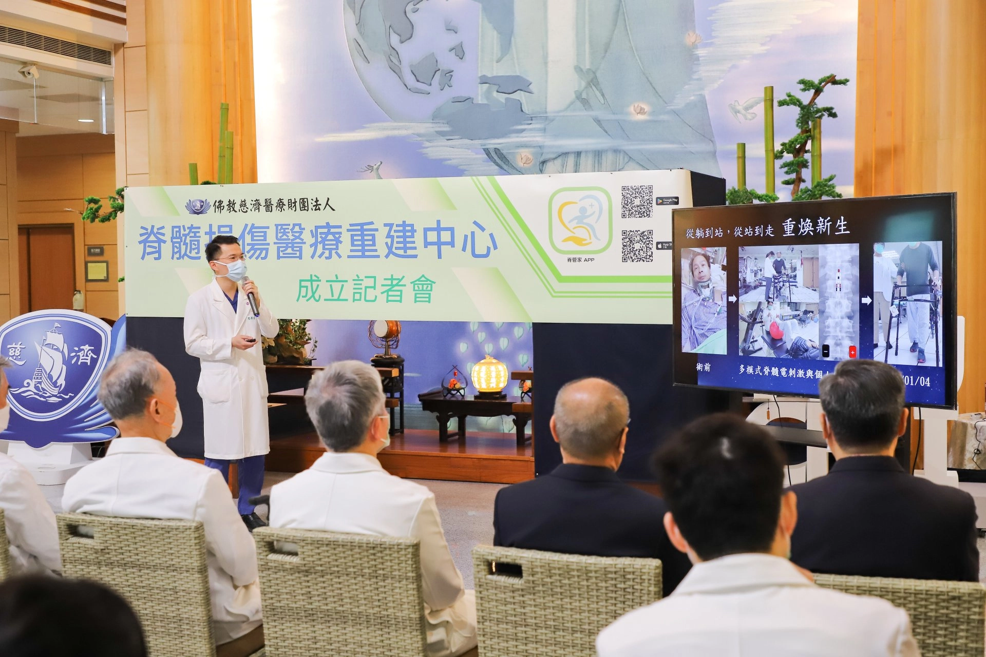 蔡昇宗主任透過與傷友一起努力從臥床到站起來走路的故事,除了引進細胞治療、脊髓電刺激等新療法,病友復建的毅力令人佩服。