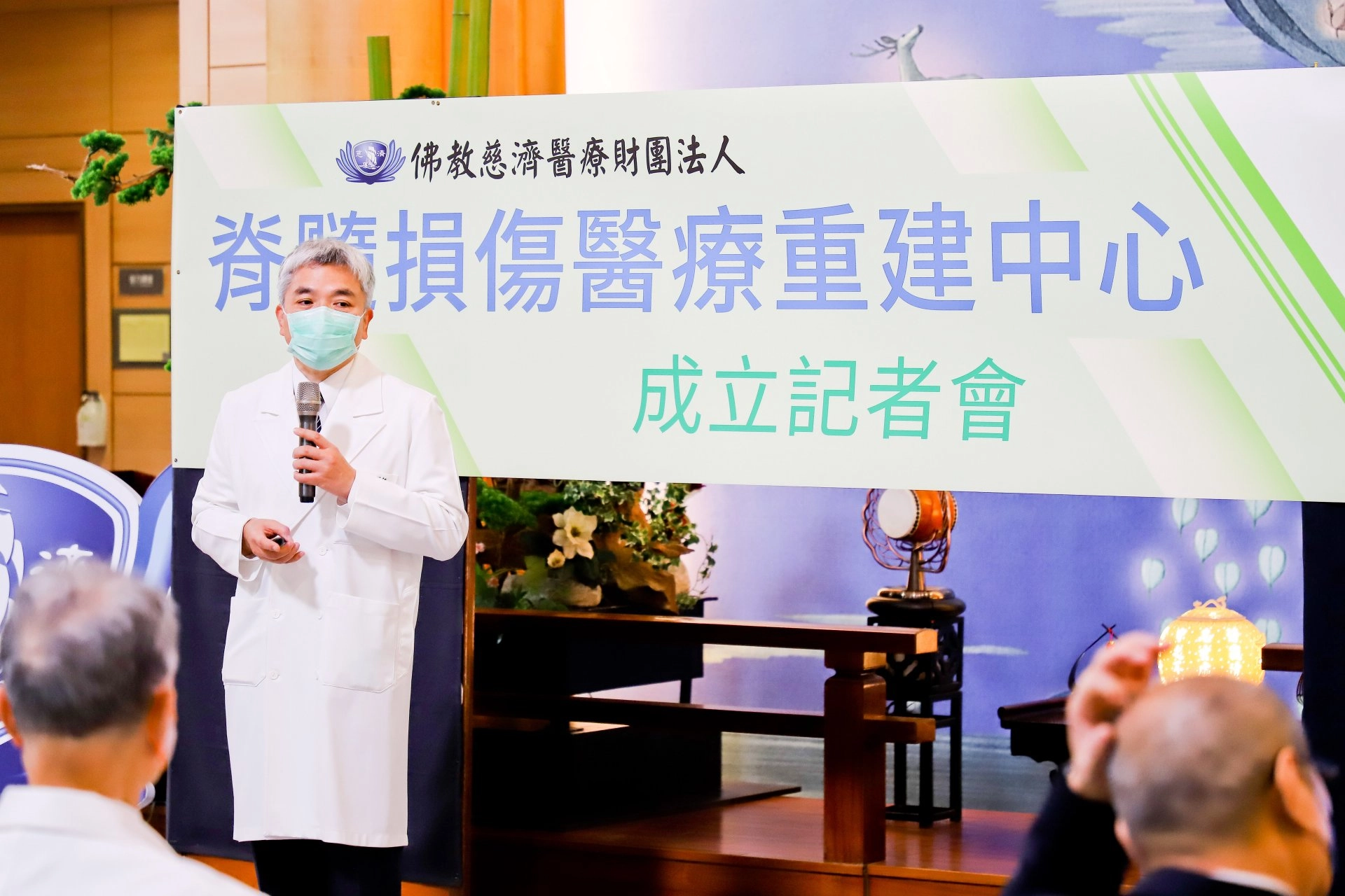 復健醫學部主任梁忠詔與傷友的情誼早已超過醫病之間,他帶領的團隊是傷友最好的指導老師與啦啦隊。