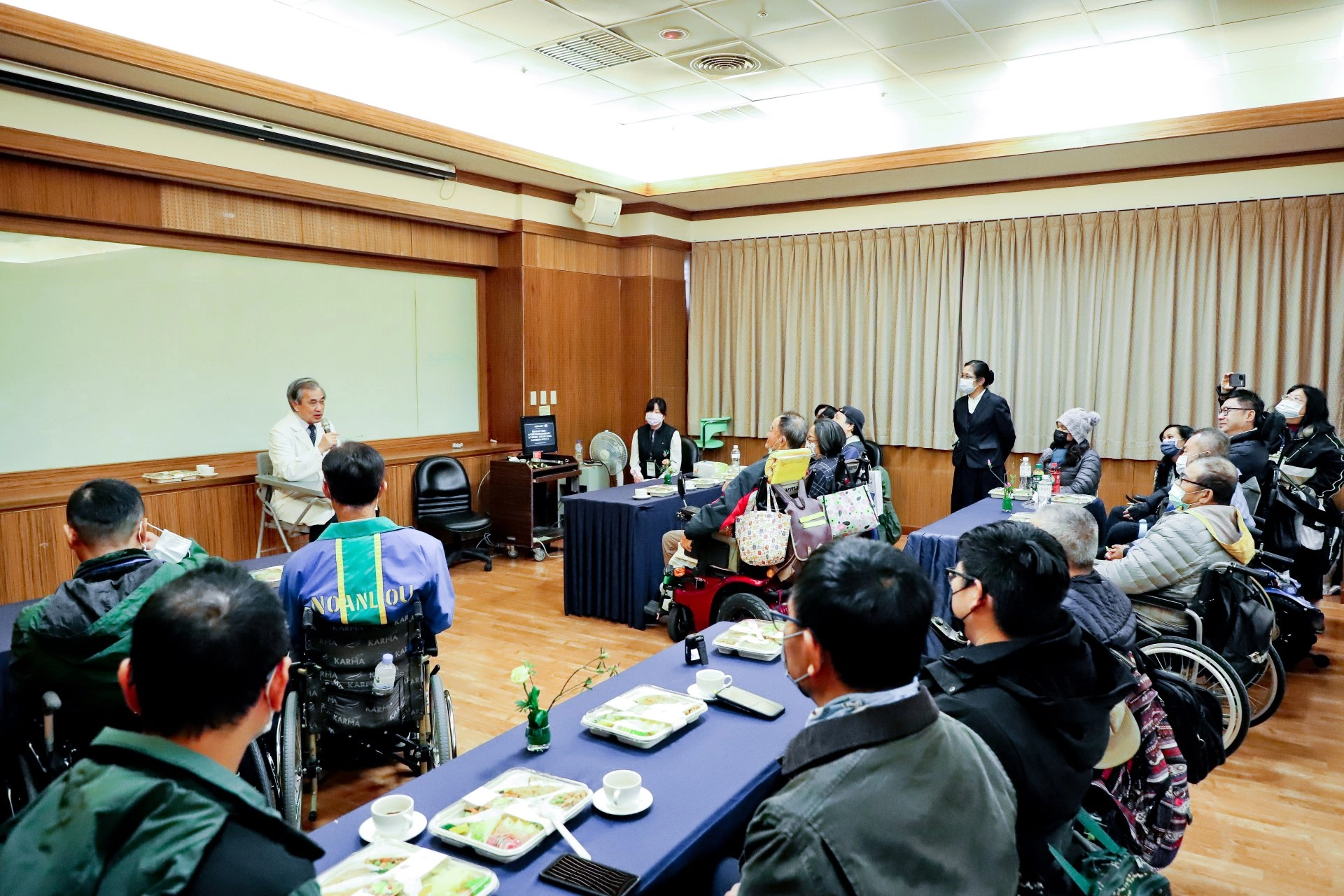 中午餐敘,郭漢崇副執行長持續與傷友交流,了解各地傷友的需求。