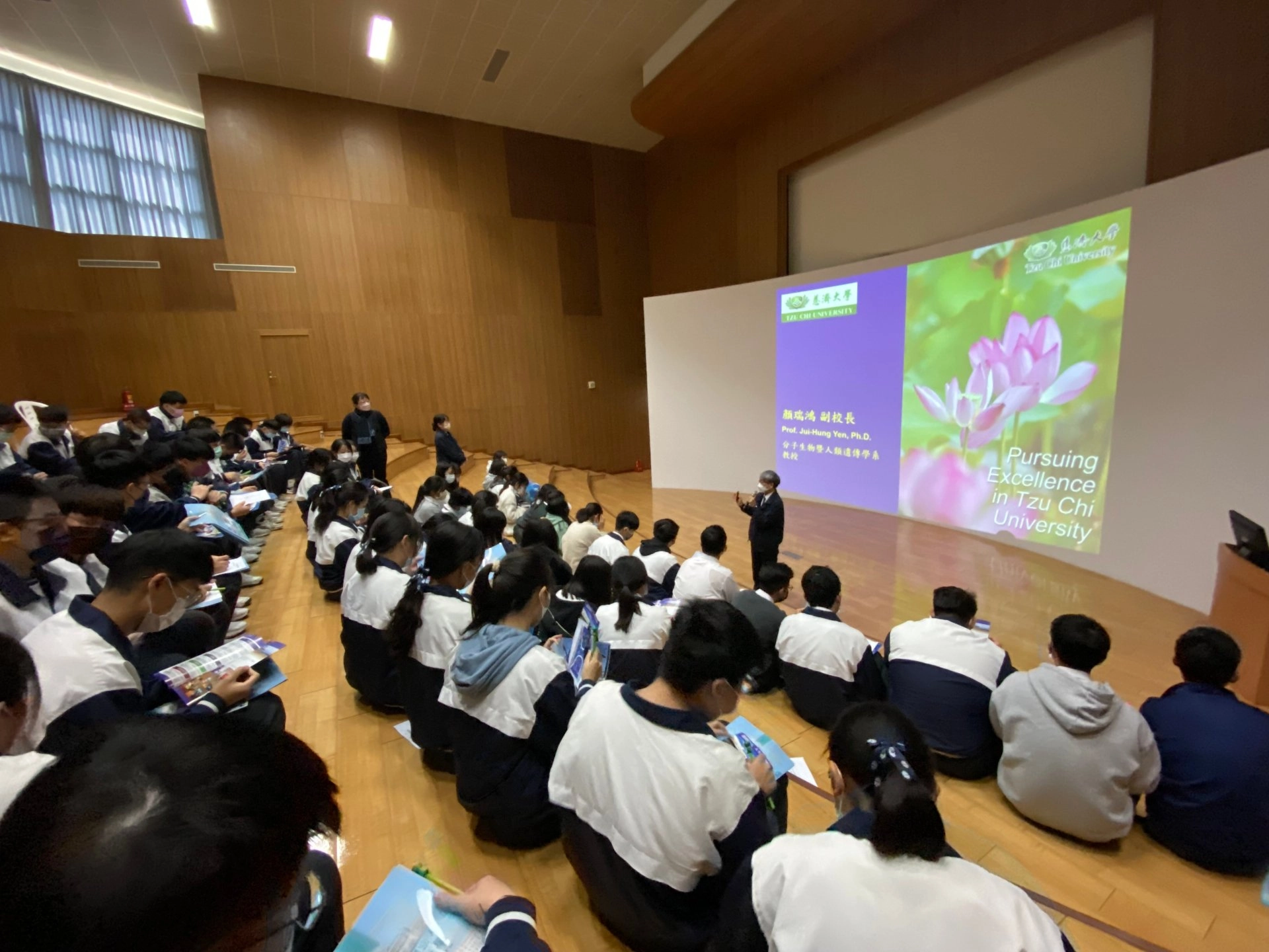 慈濟大學顏瑞鴻副校長透過校系介紹,牽引同學們進行一場學習成果的另類思考。