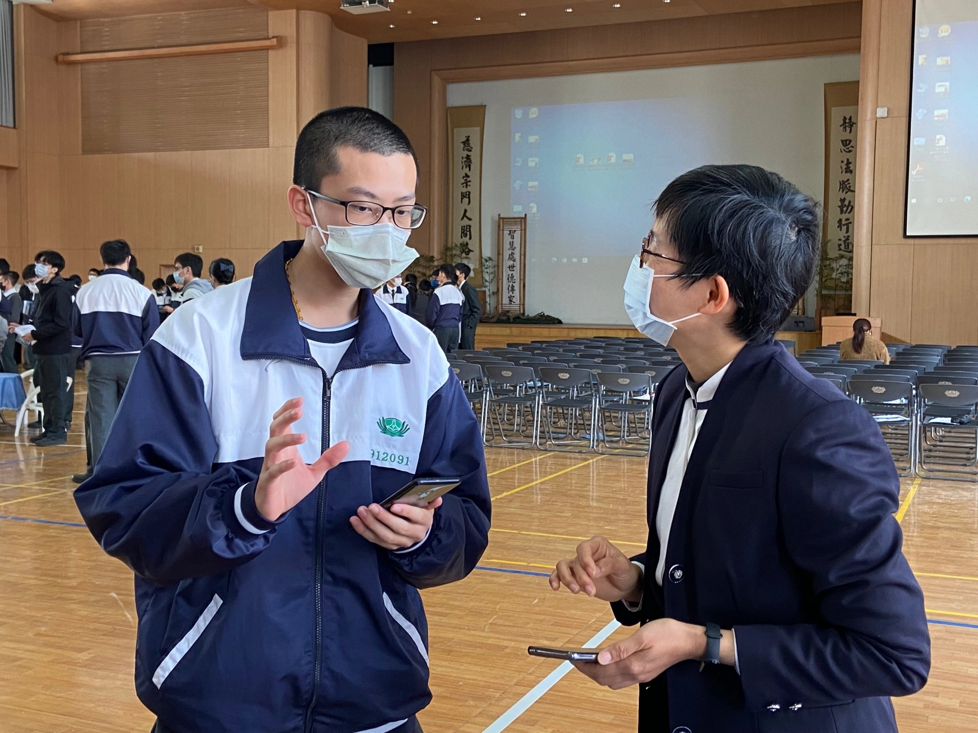 謝易達同學立志就讀慈科大護理系,張玉婷教授親切地給予建議。