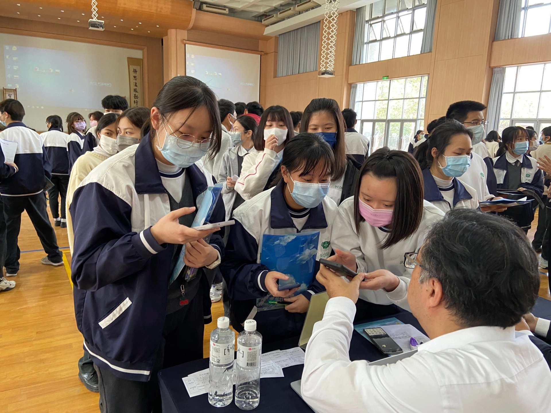 慈大人類發展與心理學系彭榮邦主任專業風趣,吸引許多同學前來諮詢。