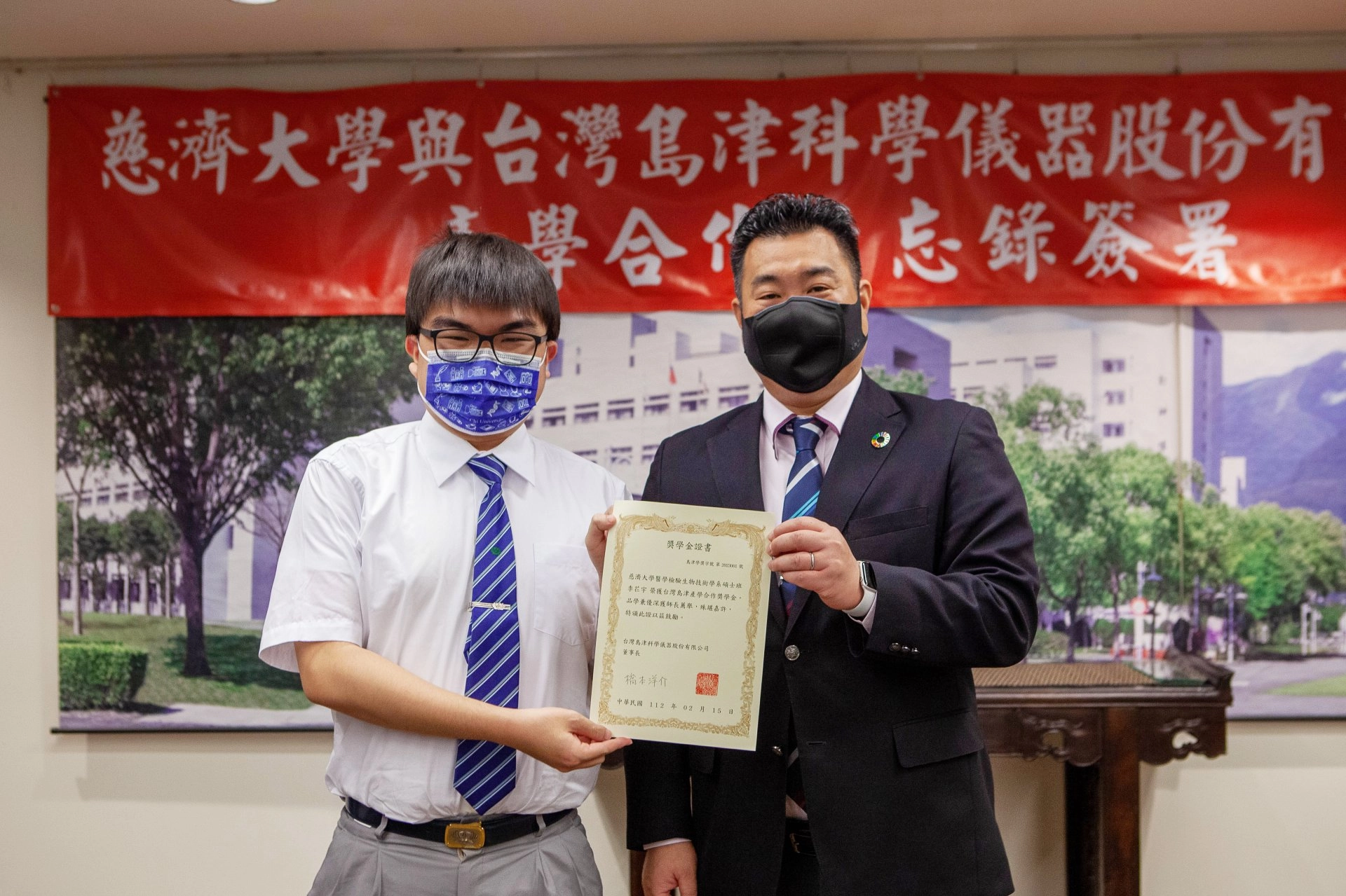 由台灣島津公司橋本洋介董事長親自頒發獎學金證書,李芢宇同學說:「感謝台灣島津公司的獎學金和培育計畫。」