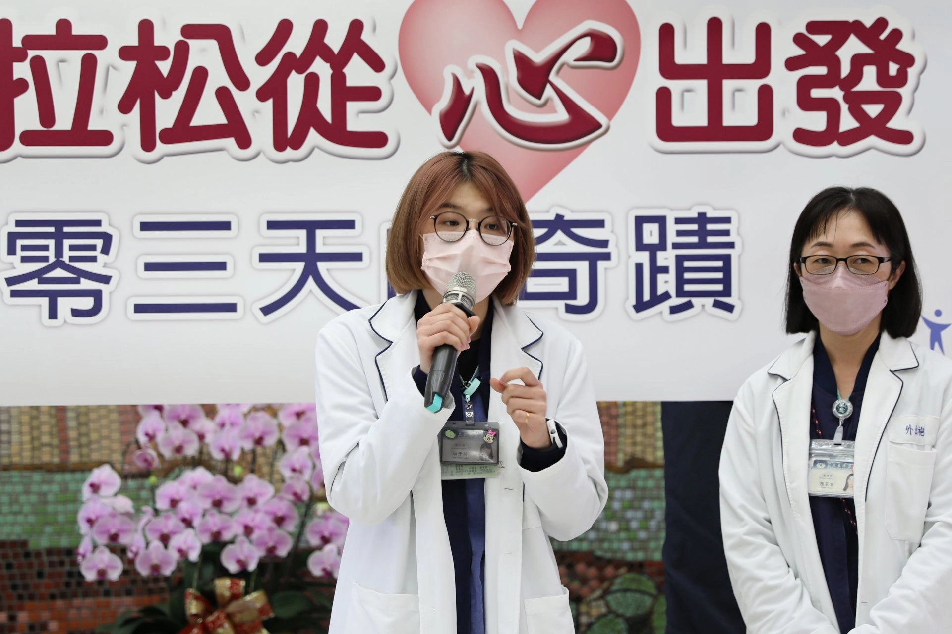 分享現場急救狀況的急診室護理師田于婷說,當時在馬拉松急救總站,與現場的醫護人員一起搶救並嘗試插管及給予腎上腺素等,當時只想著趕快救回他。