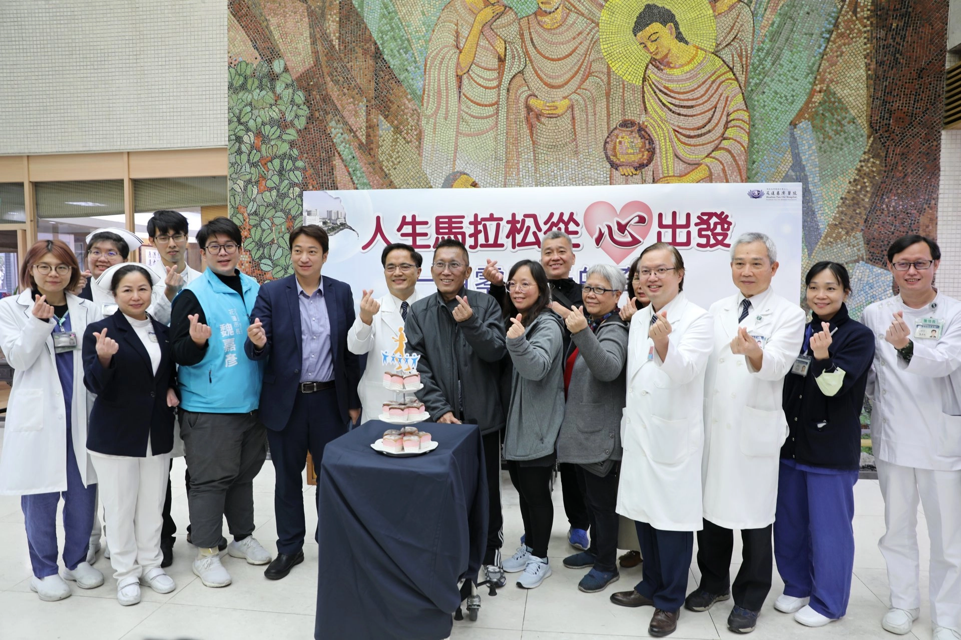 52歲的黃先生在花蓮慈濟醫院經歷103天的住院治療,在日前順利出院返家,如今能走上一小段路的黃先生與團隊在2月15日下午,分享這分重生的喜悅。