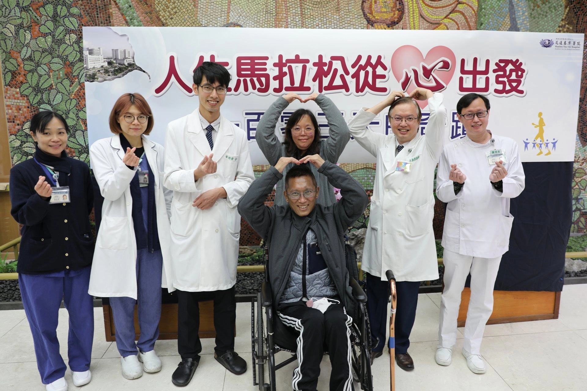 黃先生夫婦(中)與照護過他的團隊,包含急診部、心臟內科、心臟外科、內科加護病房、心臟內科病房醫護人員開心合影。