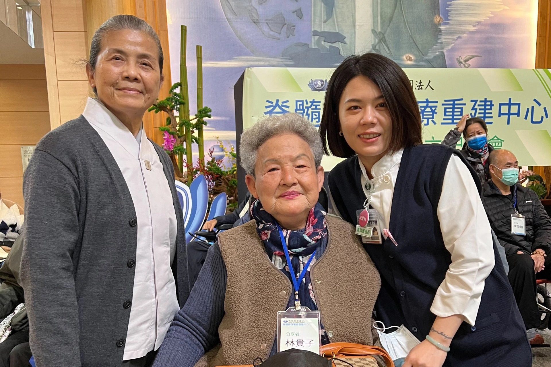 林貴子也趁此行來拜會她的好友顏靜曦(左一,顏惠美)師姊,回想過去在各縣市辦活動,總是請顏師姊號召各地社區志工幫忙,她對慈濟充滿感恩。