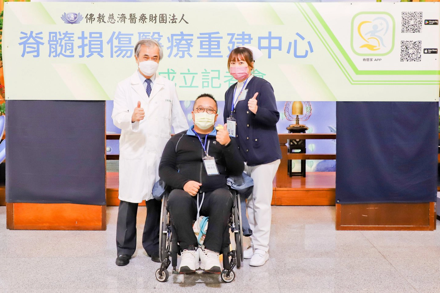 承作設計「脊管家APP」的楊清壬,真心希望有更多傷友因這資通訊平台獲得幫助。他很感恩郭漢崇副執行長,右一為脊管家個案管理師吳之云。