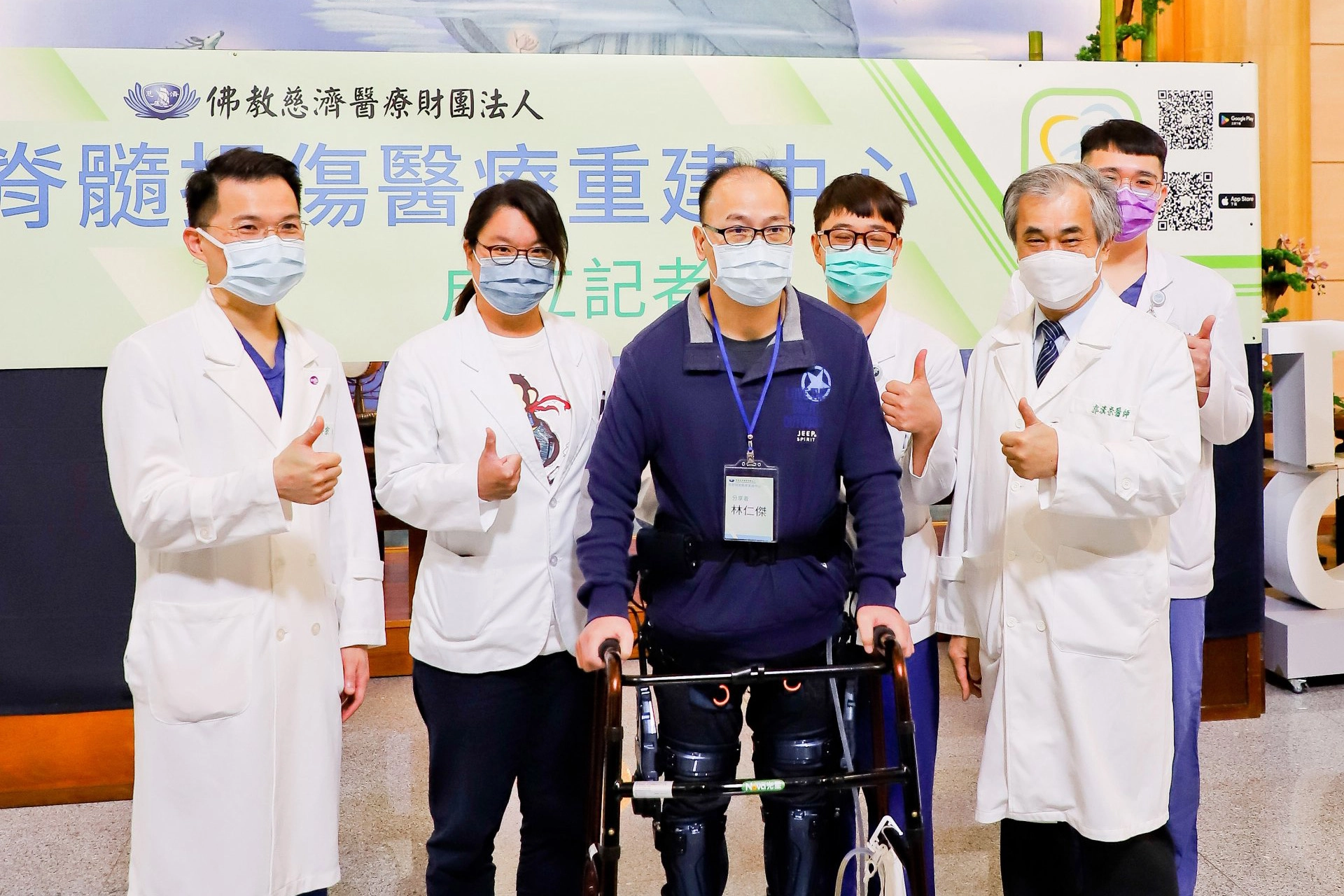 最近自臺東回診的林仁傑(左三)感恩慈濟醫院團隊與家人的愛,陪伴他見證奇蹟。歡喜與蔡昇宗主任(左一)、郭漢崇副執行長(右一)等人合照。