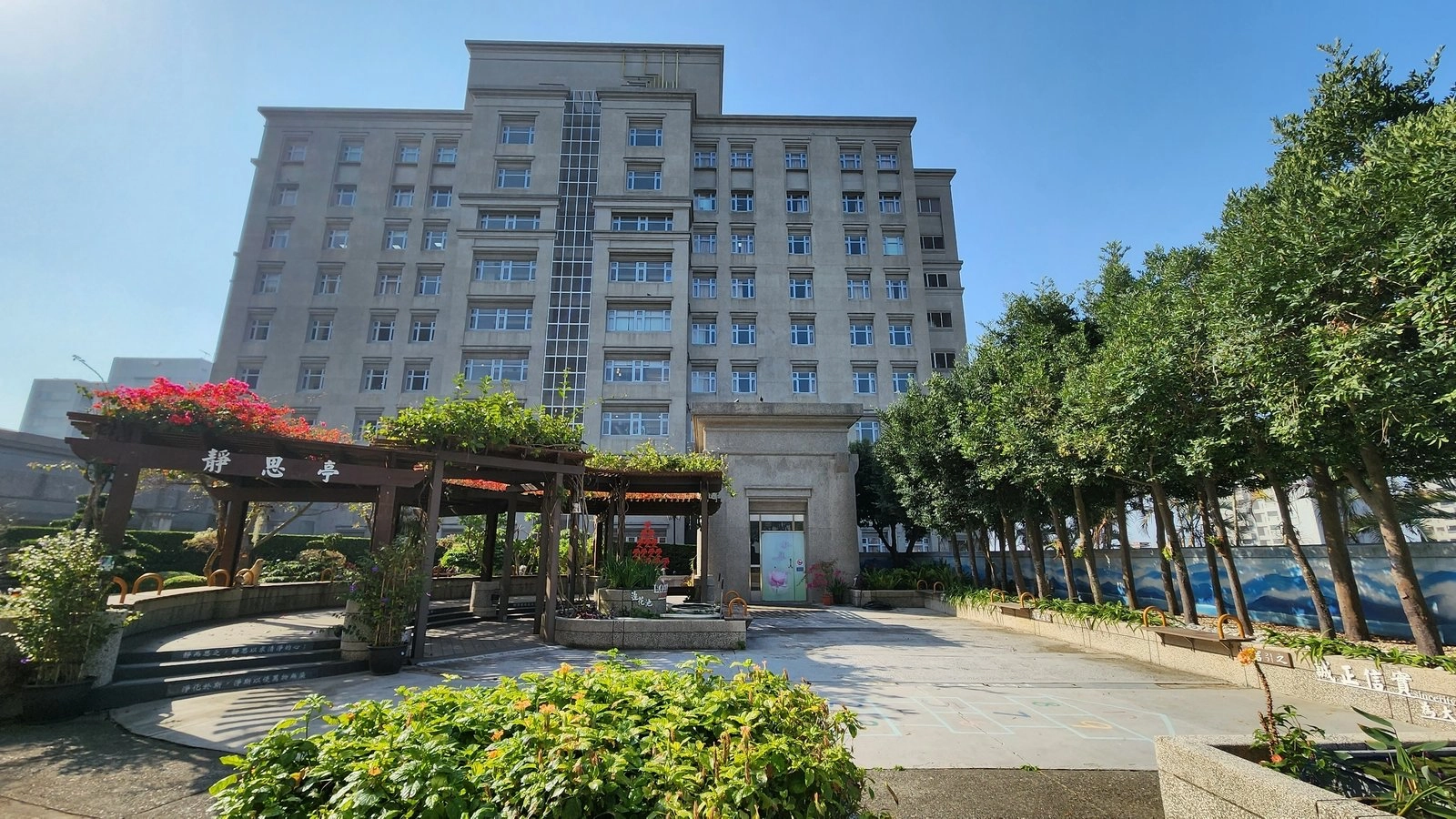 大林慈濟醫院以空中花園美化環境並降低日光直射
