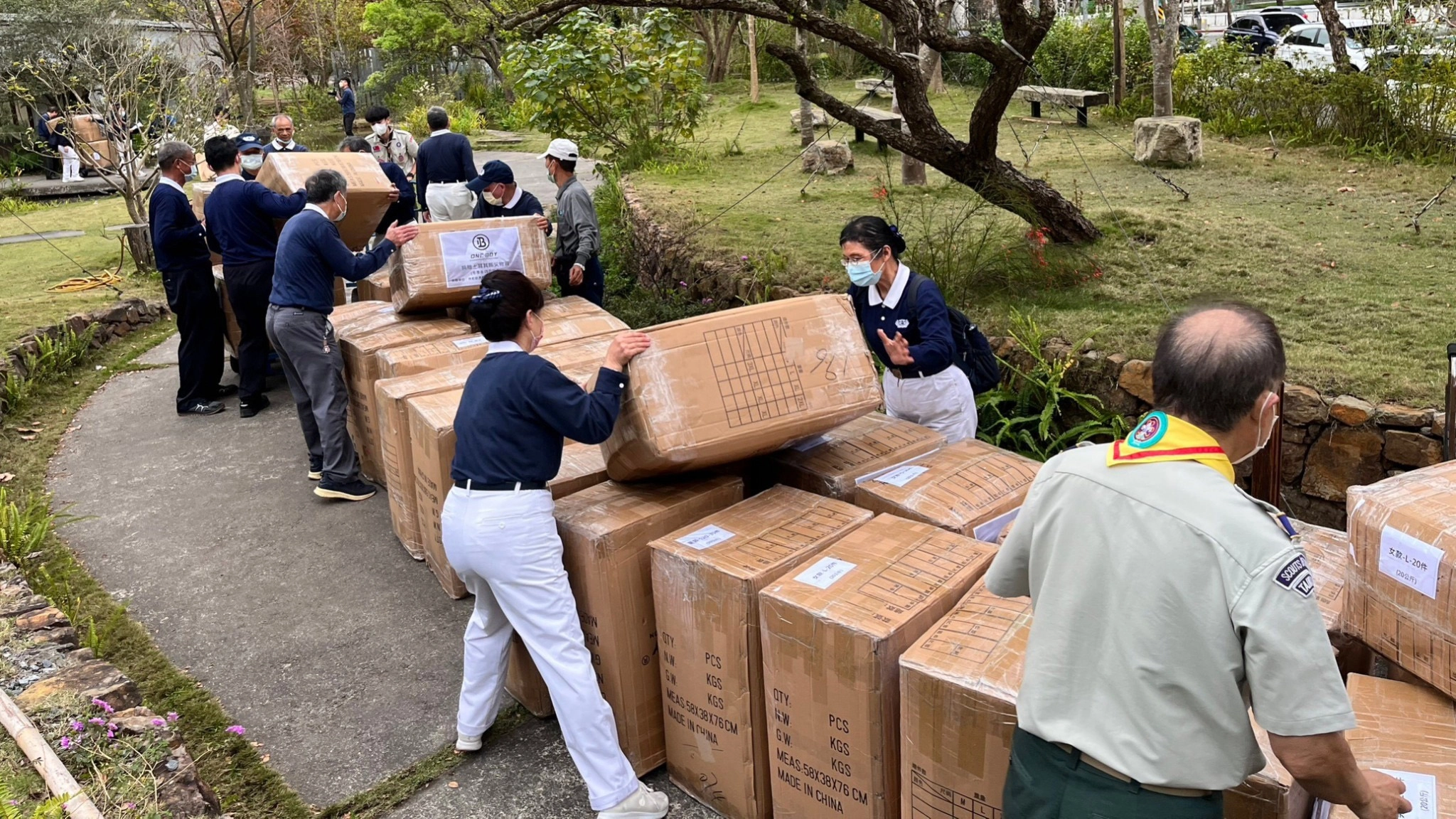 完成各類大小物資打包總計33688箱(38萬4903公斤),各單位協助裝櫃車合計超過142輛。
