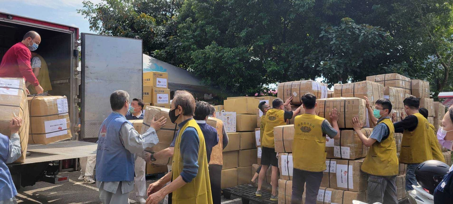 完成各類大小物資打包總計33688箱(38萬4903公斤),各單位協助裝櫃車合計超過142輛。