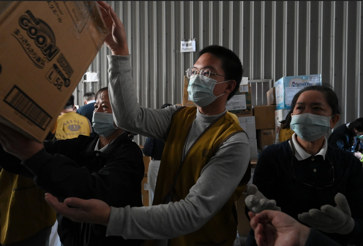 遠從台南北上,今年二十五歲、做八天志工的社會青年張峻慈(左)是全勤志工。
