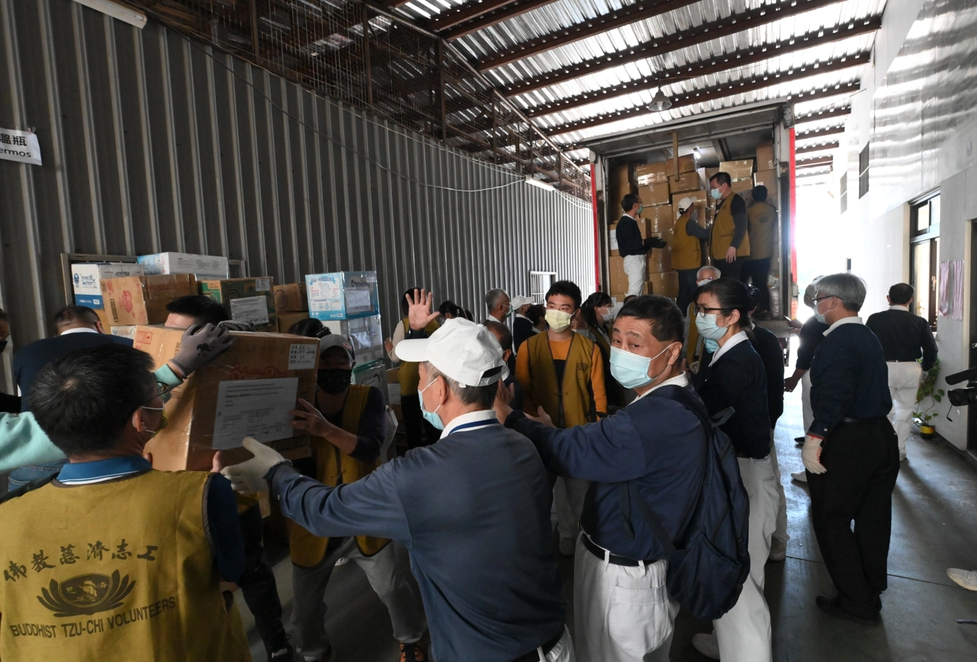 完成各類大小物資打包總計33688箱(38萬4903公斤),各單位協助裝櫃車合計超過142輛。