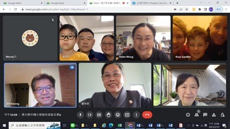 美國學生夏天用流利中文介紹家庭成員,並幫忙爸媽翻譯。