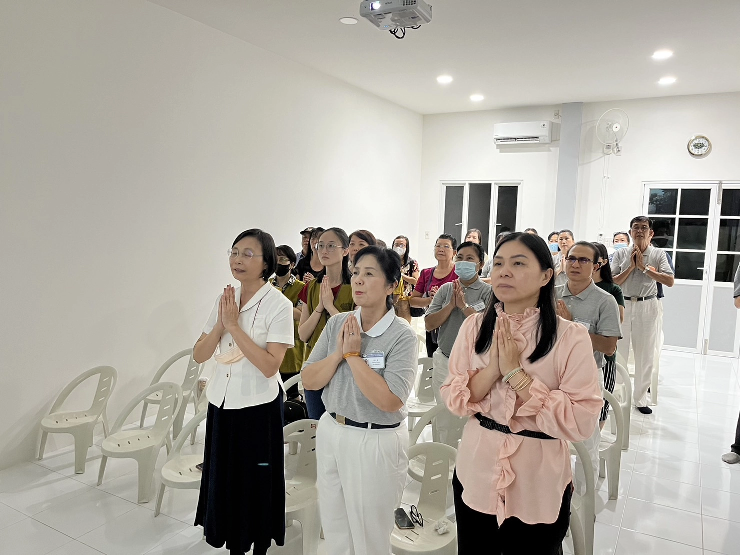 志工張玉奮師姊(第一排中),協助安排行程,更期待孩子們透過慈大習得人文素養,帶回亞齊發揚光大