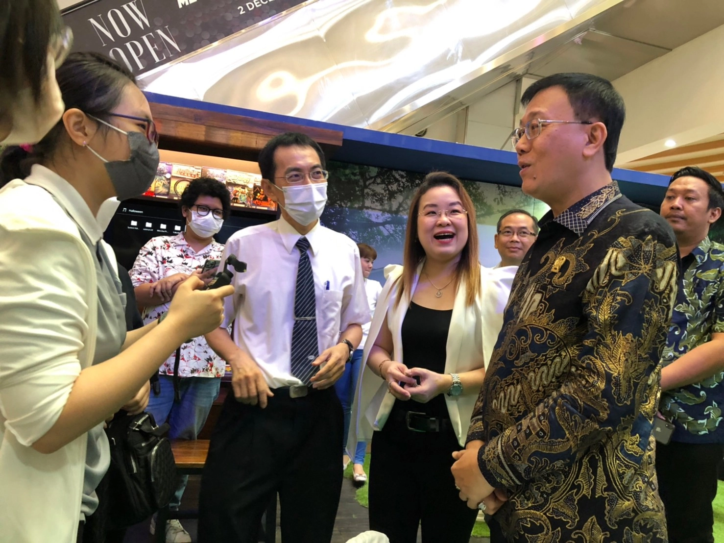 當地的政府官員、主辦單位人員都來到慈濟大學攤位,慈大國際處陳志強組長也跟貴賓們介紹學校及當地學生在慈大留學的狀況