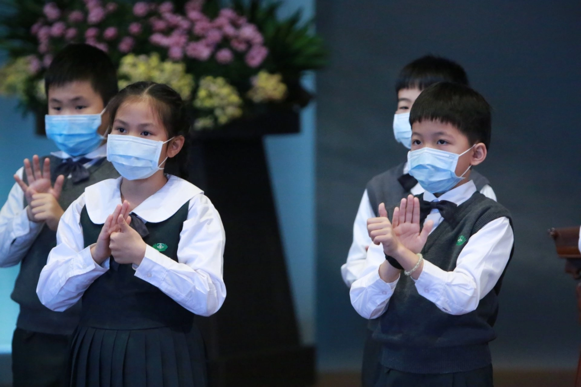 小學部中年級學生以手語演繹感恩尊重愛
