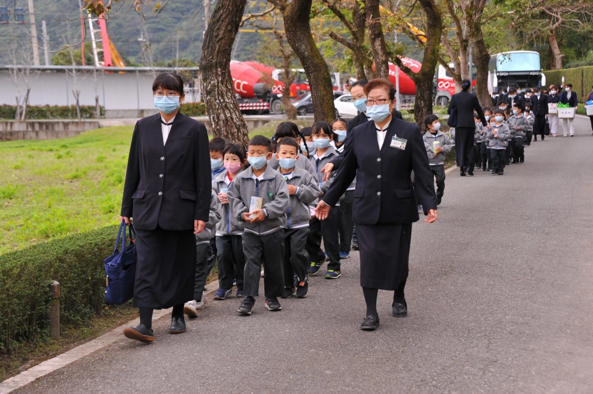 慈幼慈小師生遵守與上人的約定,在校長的帶領下將竹筒帶回精舍
