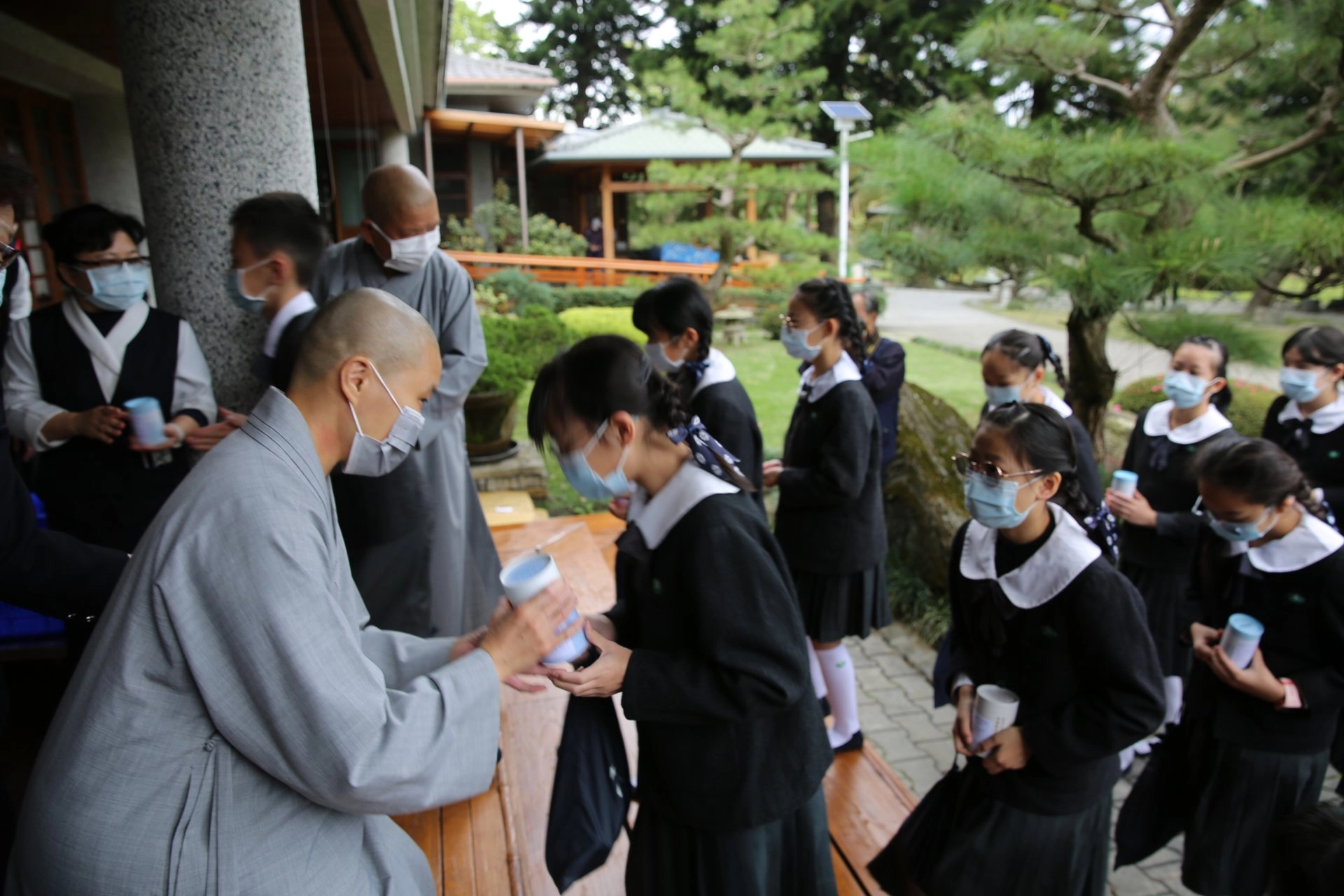 小學部同學帶回一年來存的零用錢,希望能為土耳其地震災民盡一份心力