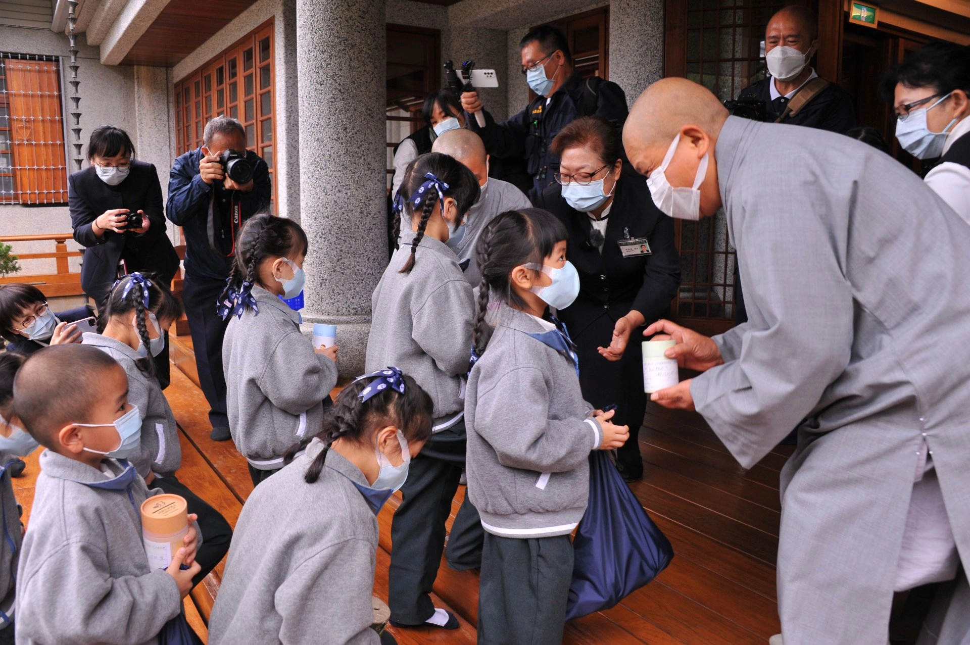 幼兒園小朋友將每天存的竹筒帶回精舍,讓師公幫助更多需要幫助的人。