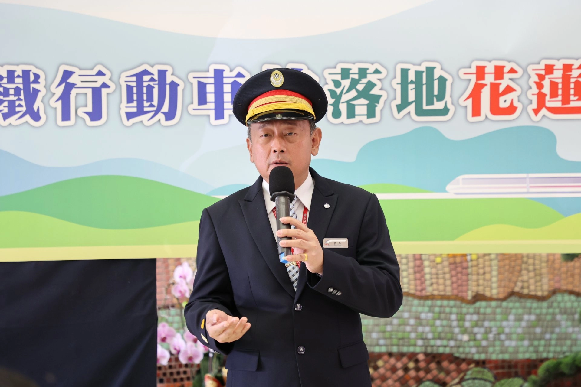 楊舜安站長分享自己因陪同母親就診,看見民眾候診的同時擔心趕不上火車,決定要讓花蓮車站的服務「走出去」。