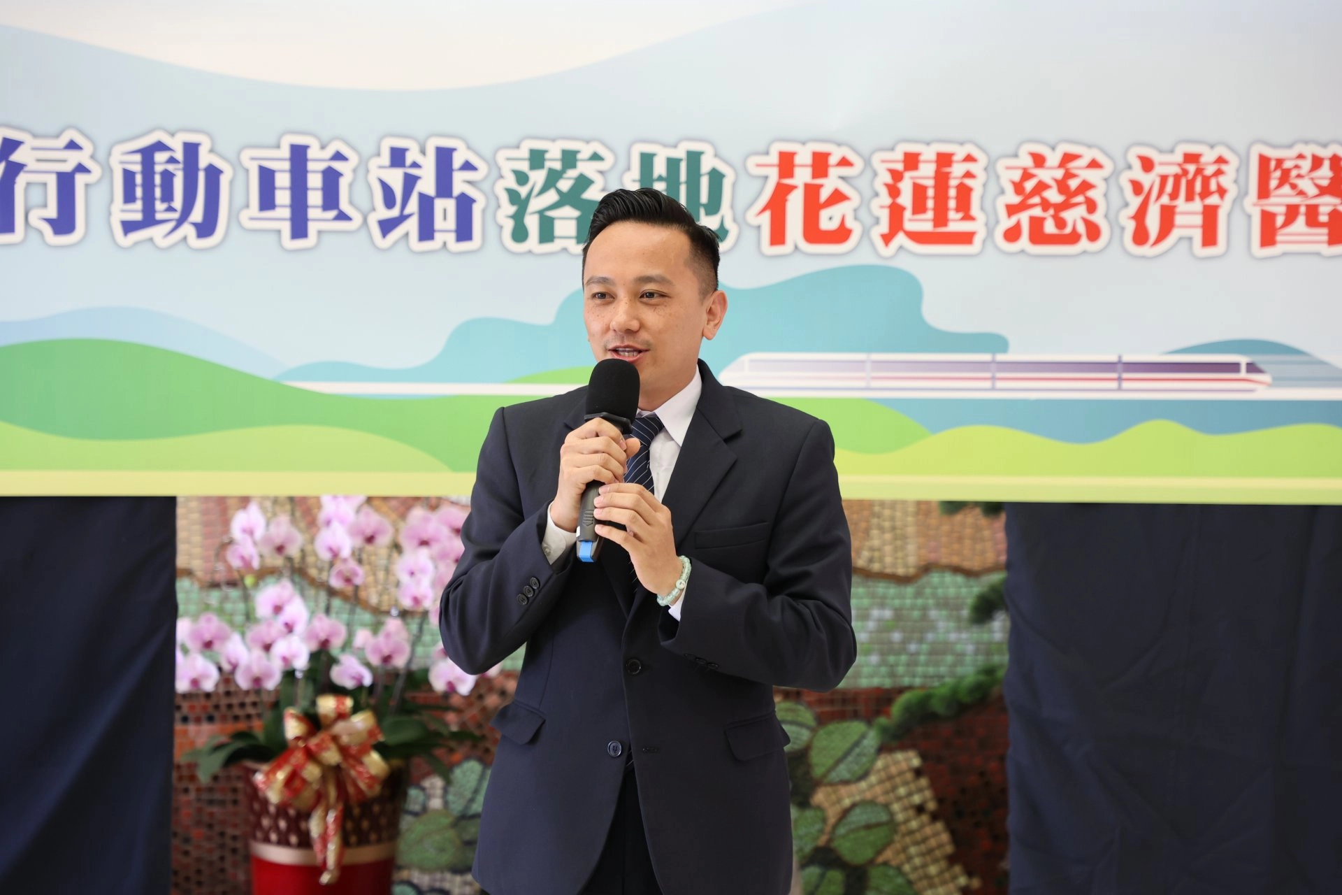 醫務部行政股長古記嚴分享醫務部同仁負責全院五百多名醫師相關事宜,若是必須臨櫃人工辦理的臺鐵業務,就能夠直接在「行動車站」進行,可以降低同仁外出路程的職災風險。