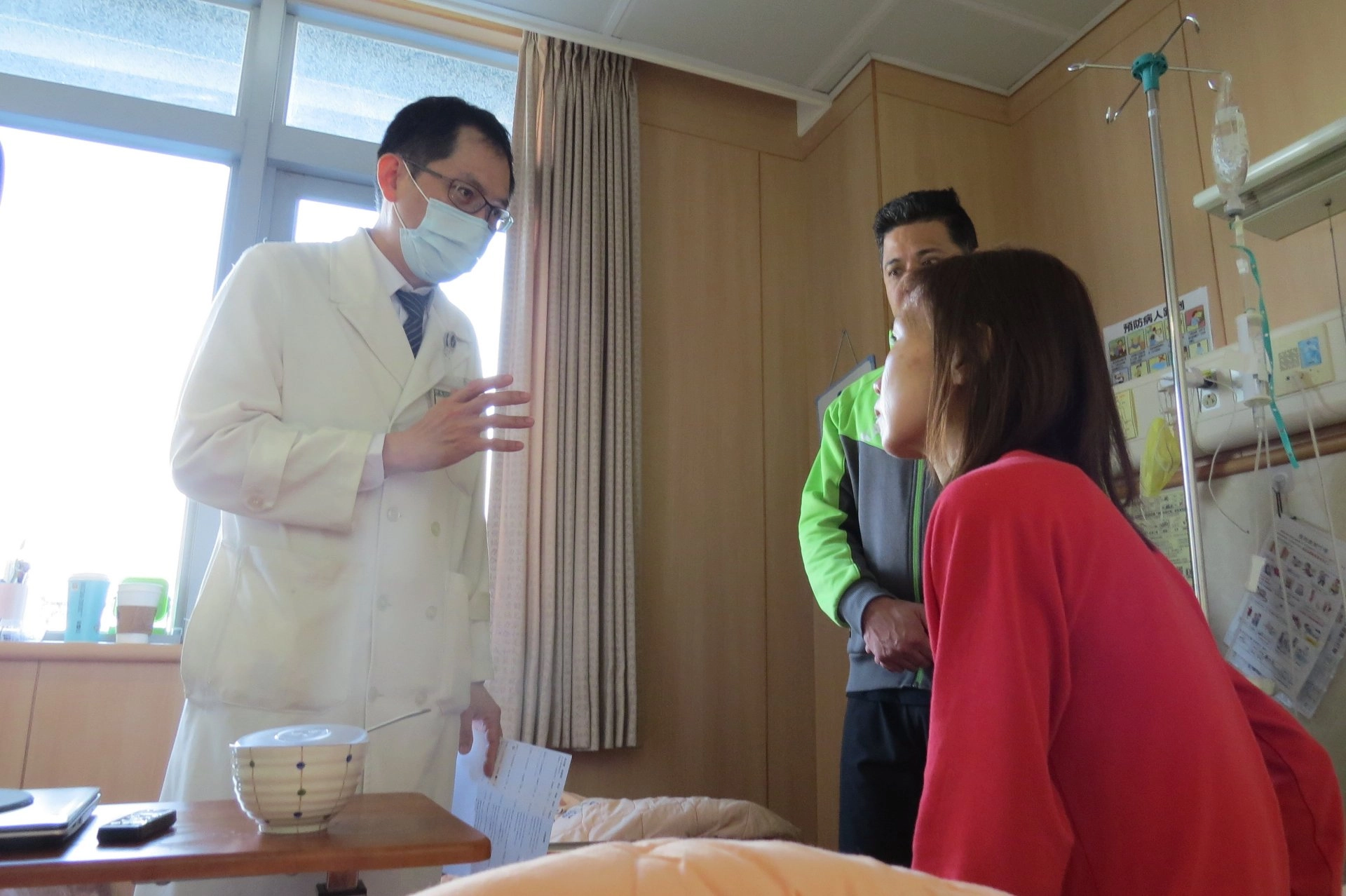 江小姐住院期間,邱建銘主任不斷開導他學習與自己的腸道和平共處。