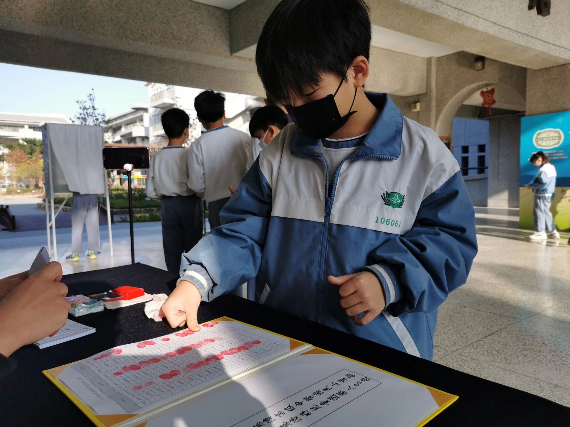 蓋手印,親領選票,藉由活動參與體驗學習。