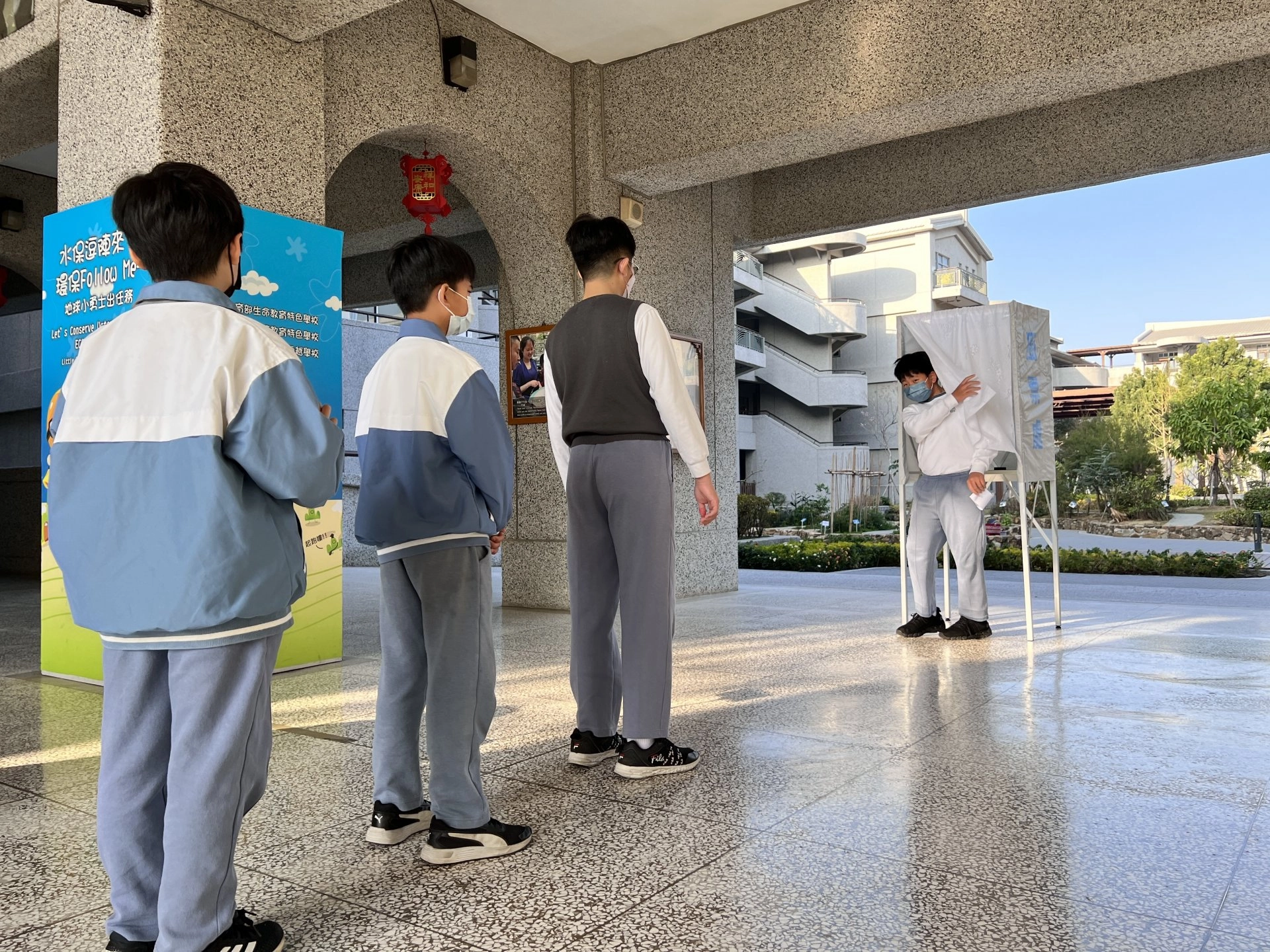 一人一票排隊圈票,優質小公民展紀律。
