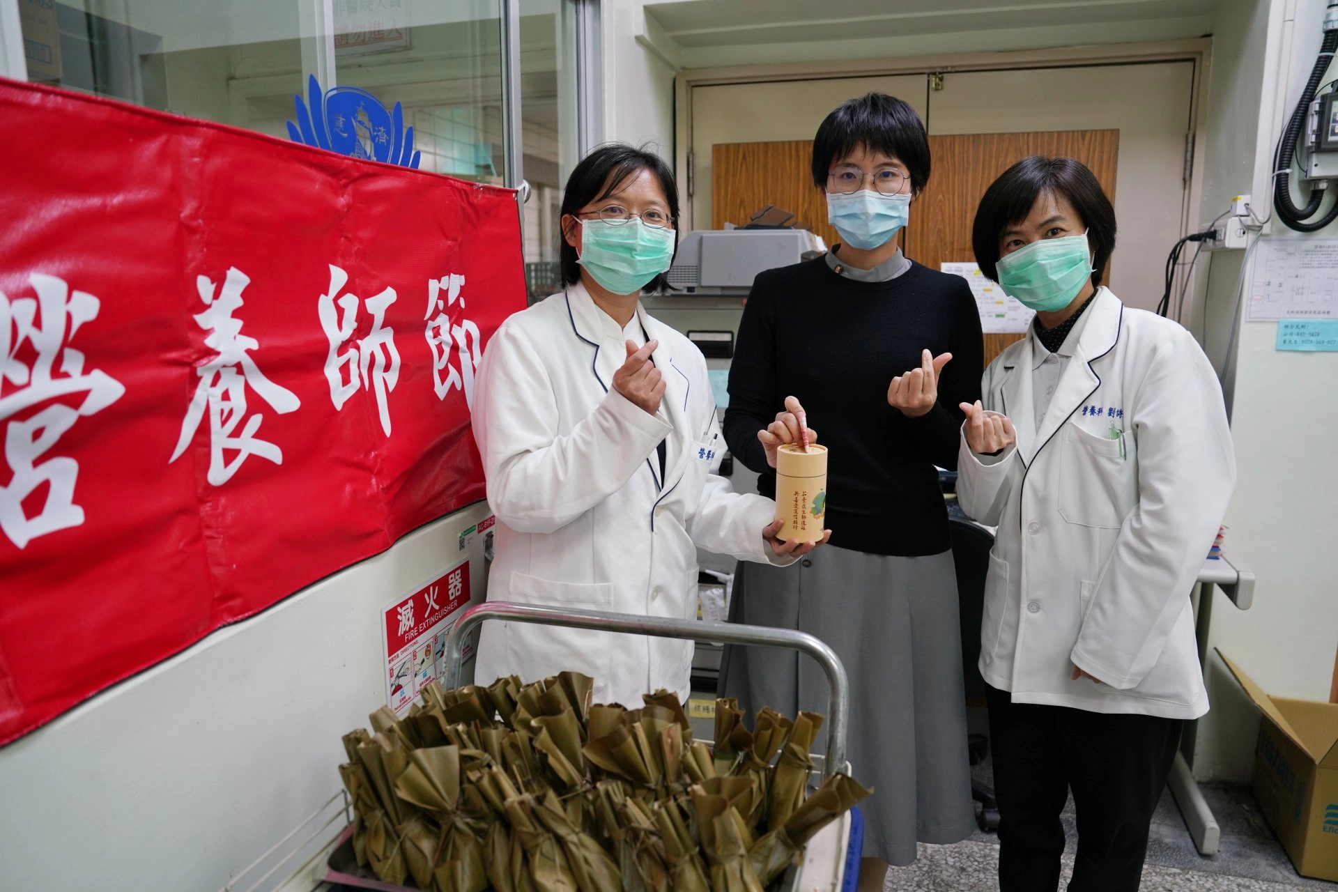 響應「月桃米豆飯包」募愛心快閃活動，慈濟醫療法人同仁吳宜芳（中）趕來投下善款，劉詩玉主任（右）與張慧芳營養師也一旁打氣感恩。