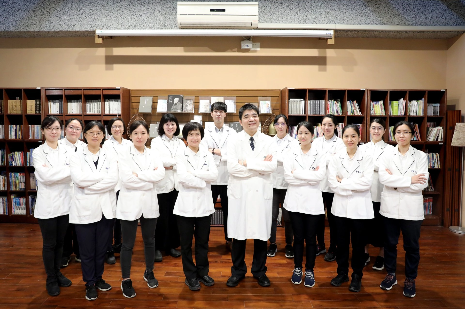 花蓮慈院營養科團隊由羅慶徽副院長（前排右四）與劉詩玉主任（前排右五）領軍，進二十位專業營養師為民眾服務。