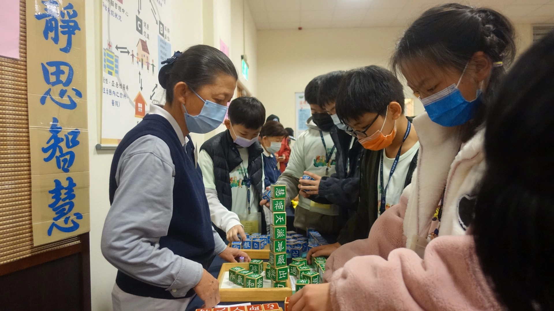 第二屆苗栗縣縣市盃環保防災勇士PK賽2月23日於慈濟苗栗園區登場,競賽場外慈濟志工規劃靜思語等益智遊戲。