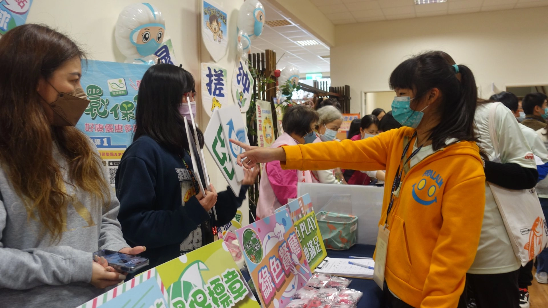 第二屆苗栗縣縣市盃環保防災勇士PK賽場外設攤展出文宣品,圖為環保局展位。