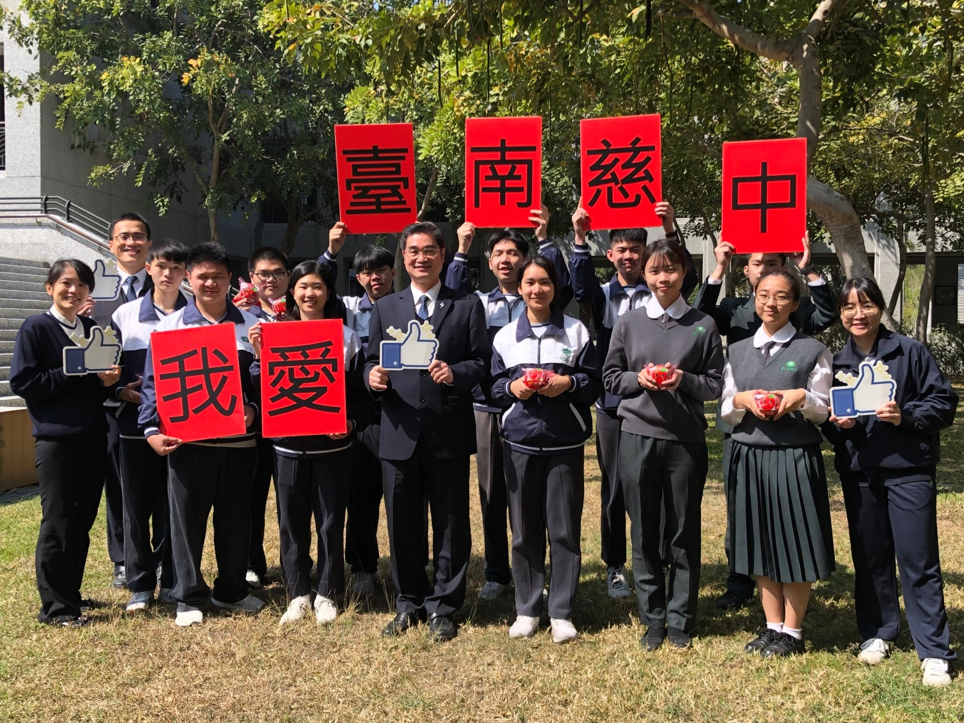 校長姚智化表示,在學測成績公布之後,學生將面臨準備各大學入學之各項任務,因應每位學生升學,學校師長將積極輔導及協助學生錄取心目中理想之大學