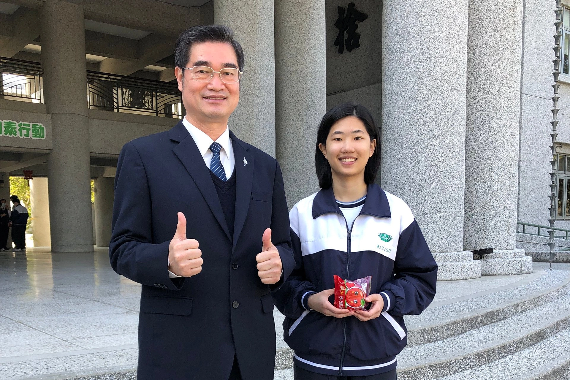 康瑞庭同學感恩師公上人創辦臺南慈濟高中,聚集精英師資培育。