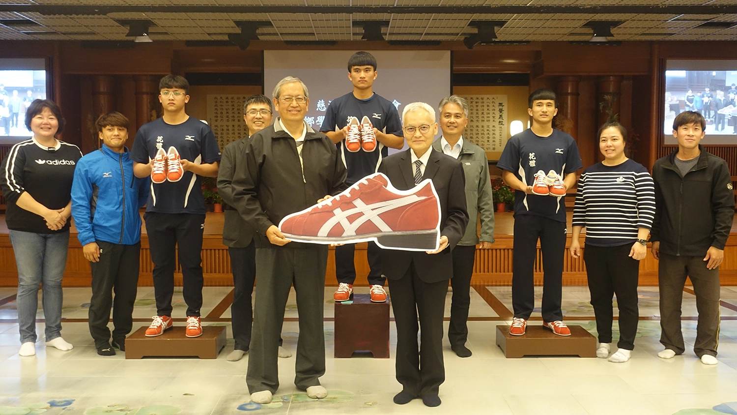 慈濟捐贈舉重鞋給花蓮23名舉重選手,2月24日由慈濟慈善事業基金會副執行長張宗義(前排右)捐給花蓮體中古基煌(前排左)、壽豐國中鄭健民(後排右四)、富源國中陳渙鏘(後排左四)。