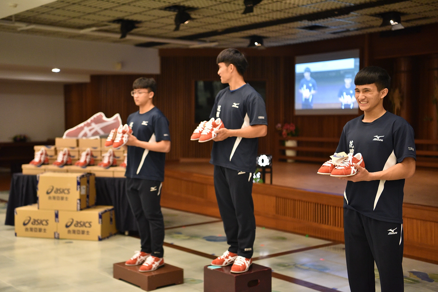 慈濟捐贈舉重鞋給花蓮23名舉重選手,選手代表拿新鞋上台展現。
